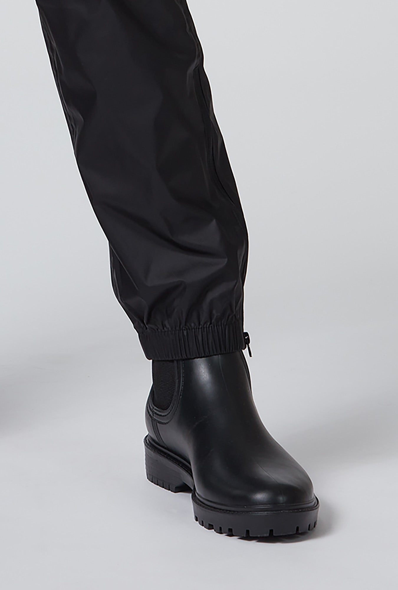 Detailbild Hosenbein der Damen Regenhose von Belowzero