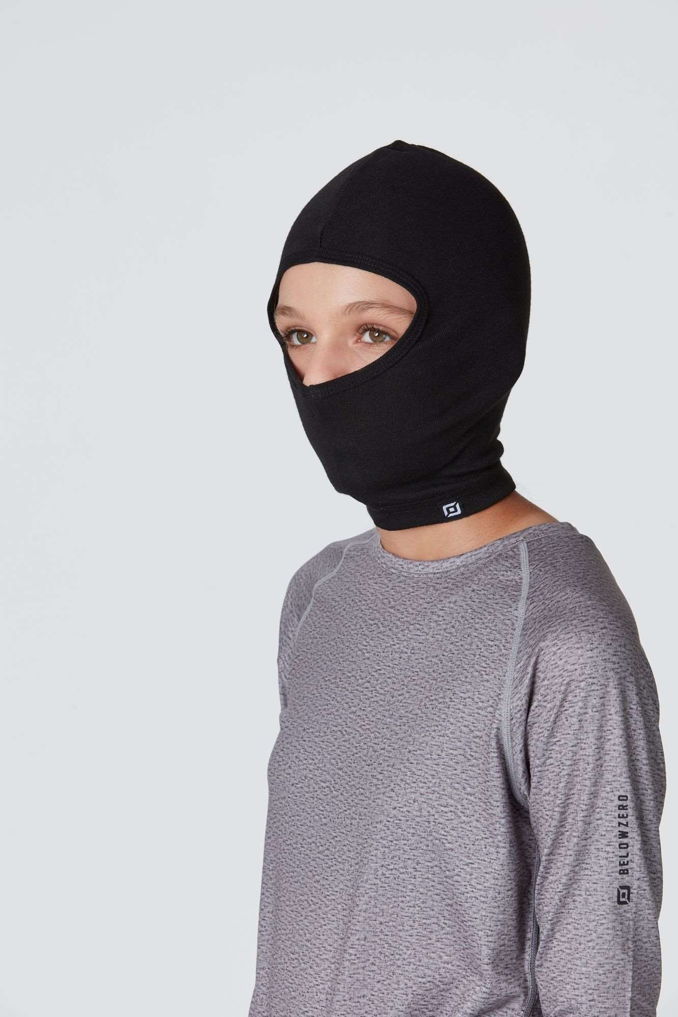 Frontansicht einer New Generation Medium Light Facemaske für Kinder in schwarz von Belowzero