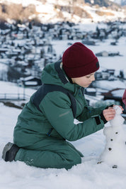Ein Junge im mit der Arosa Skijacke und Airola Skihose von Belowzero