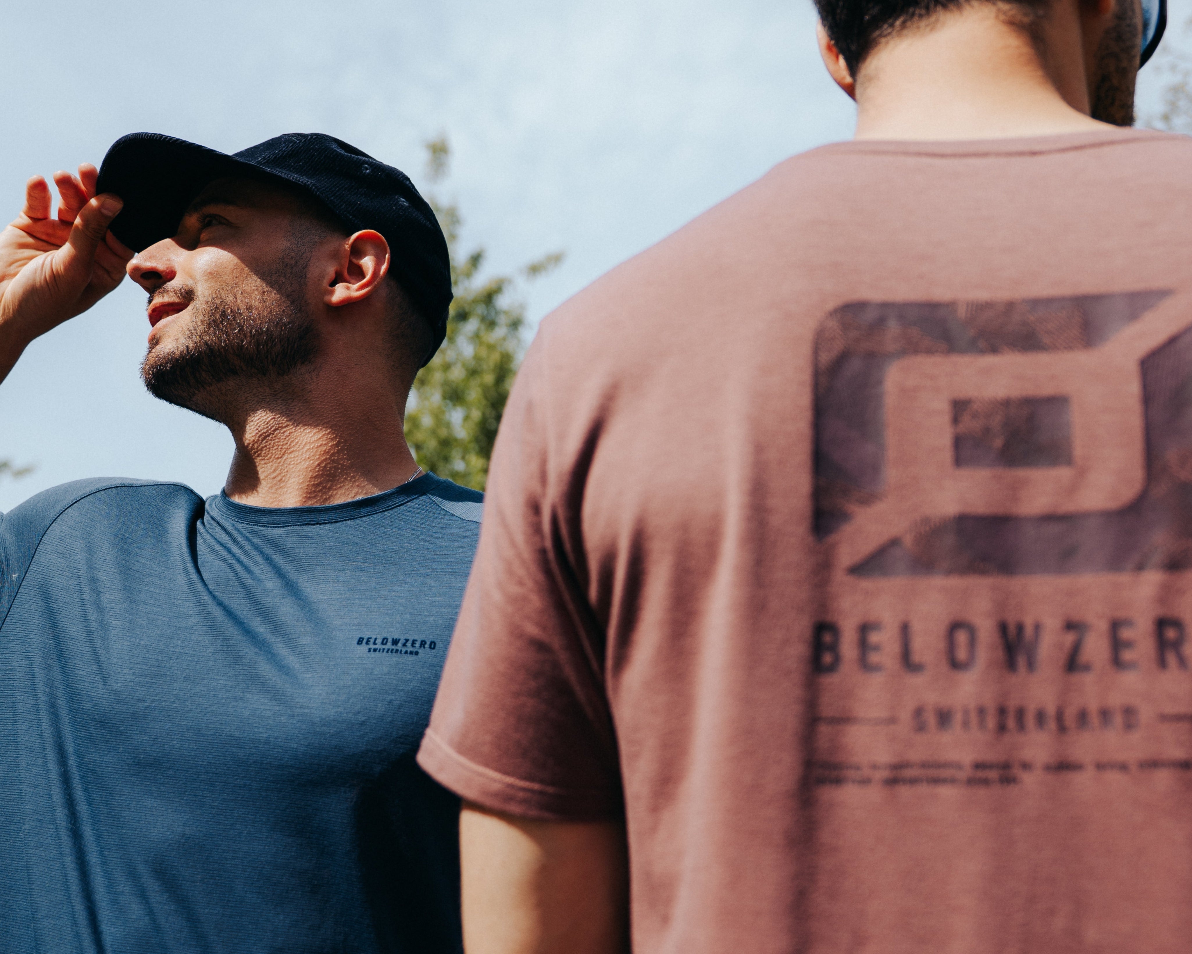 2 Herren tragen das T-Shirt Thun von Belowzero in der Farbe blau und mauve