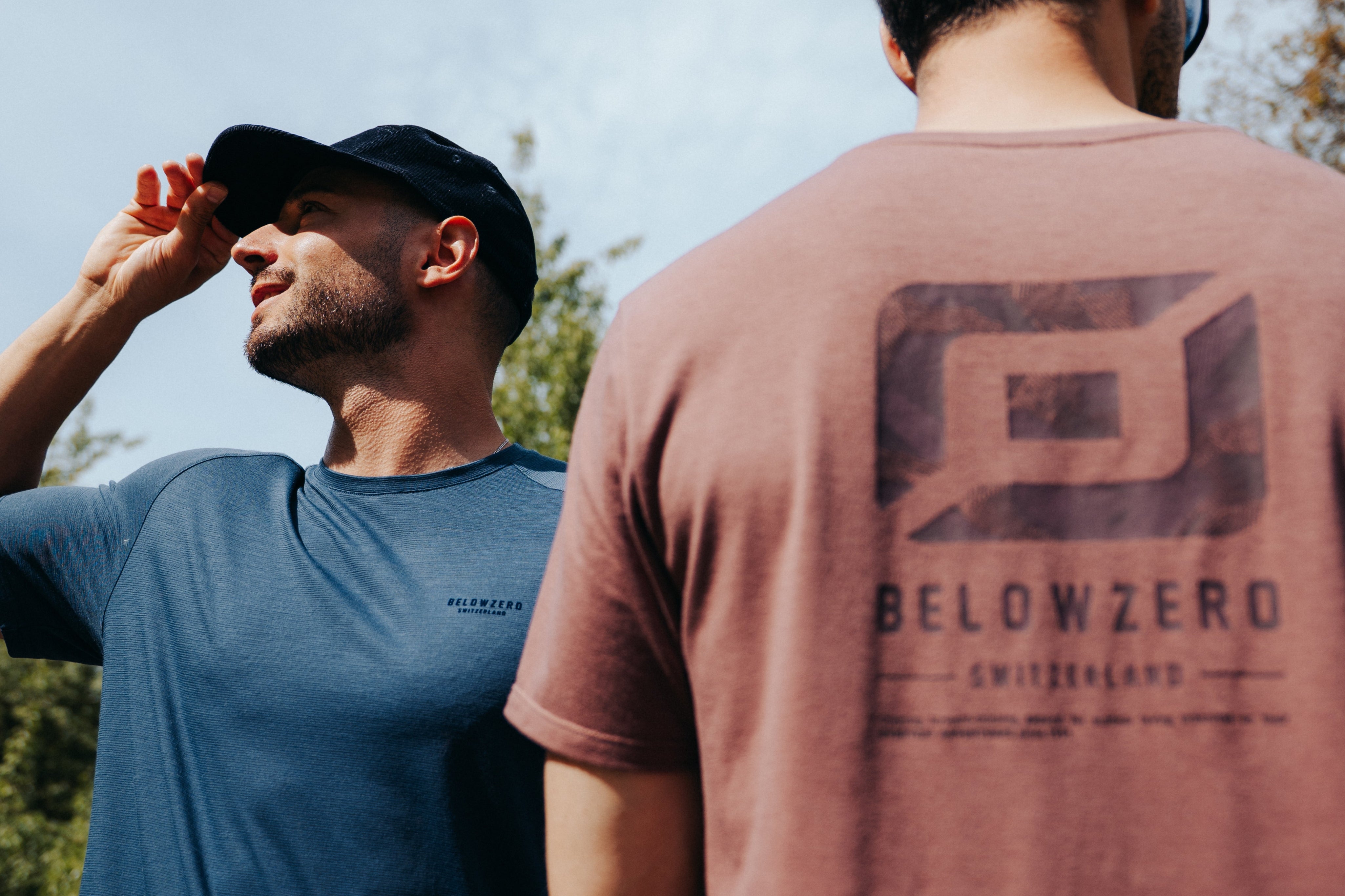 2 Herren tragen das T-Shirt Thun von Belowzero in der Farbe blau und mauve