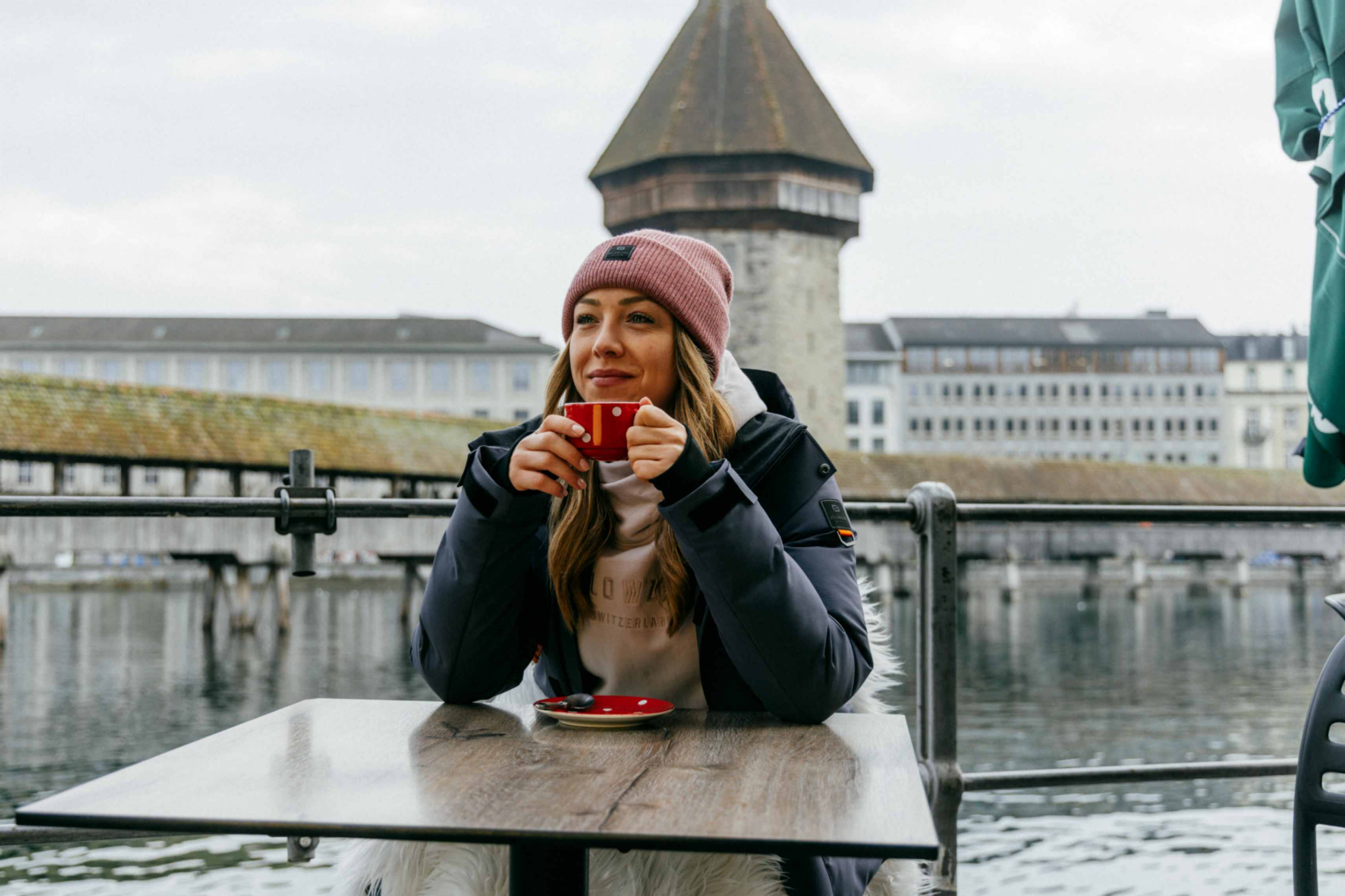 Eine Dame trägt eine Belowzero Jacke in der Stadt.