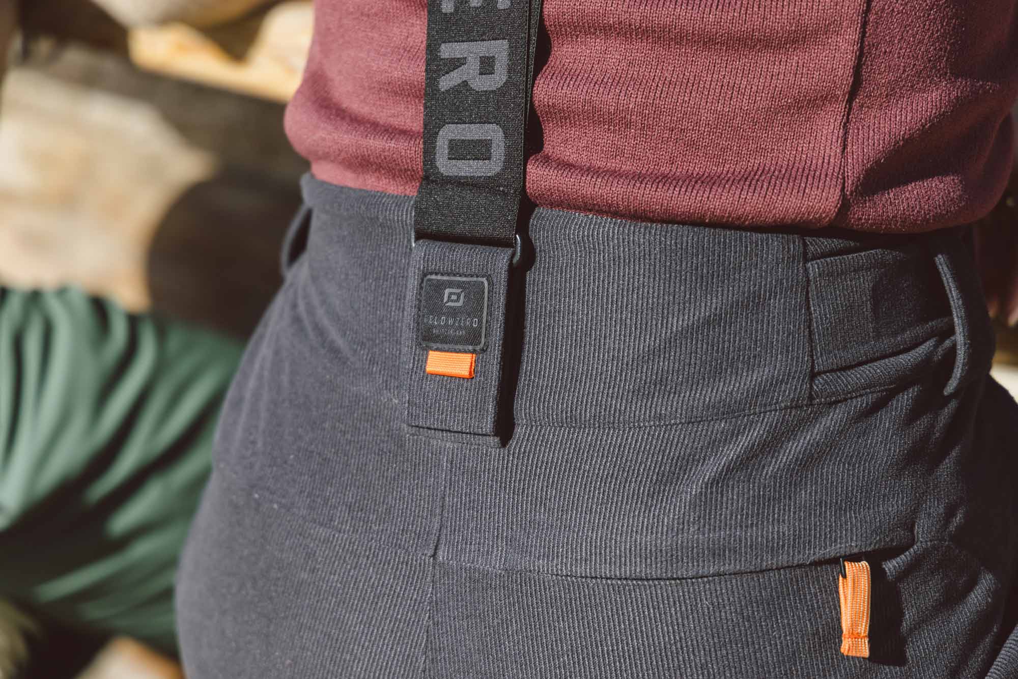 Eine Dame trägt eine schwarze Cord Skihose von Belowzero, dabei sieht man auf dem Bild einen Auschnitt der Hose