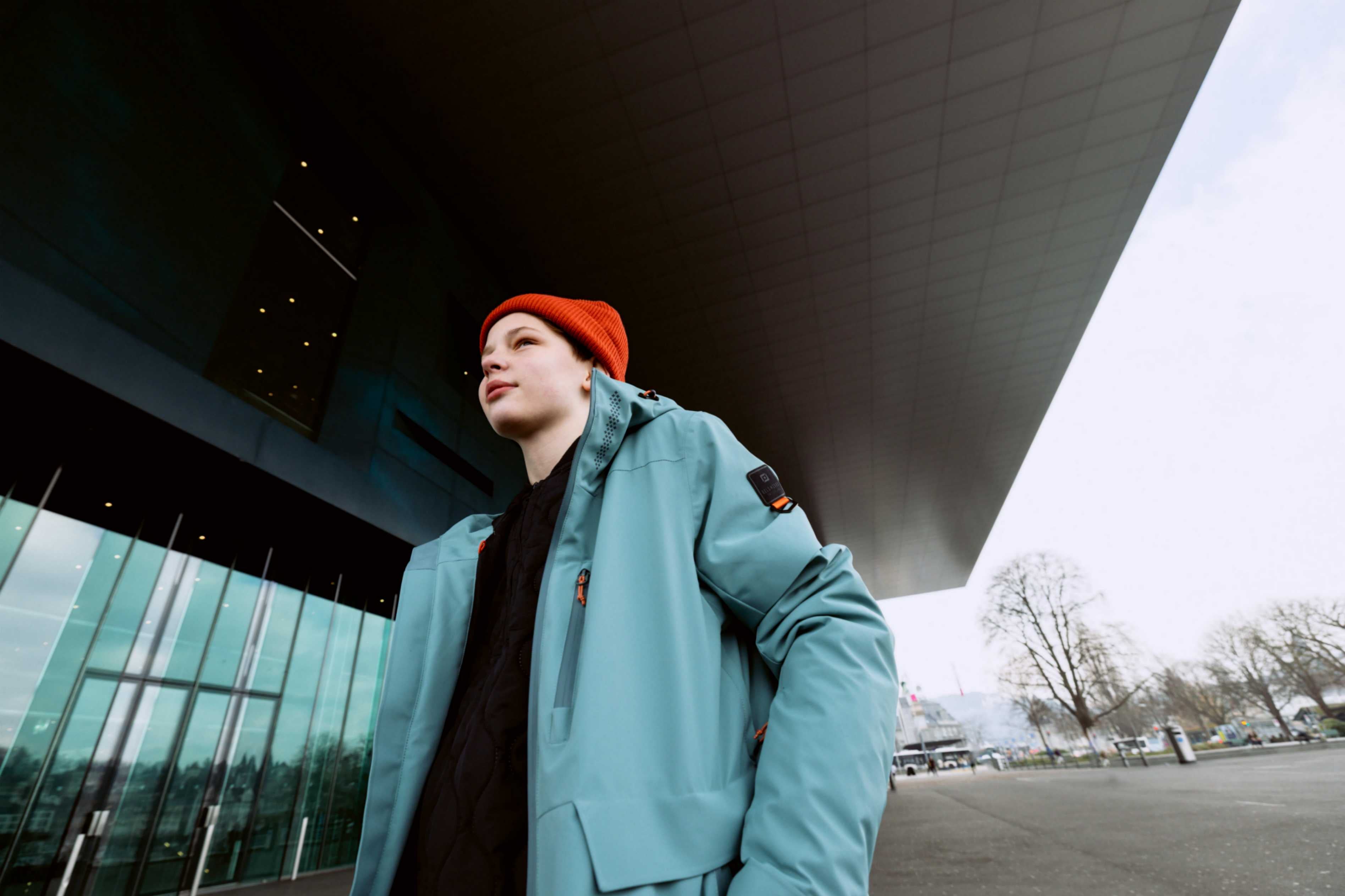 EIn Junge trägt eine Belowzero Jacke und Mütze in der Stadt.