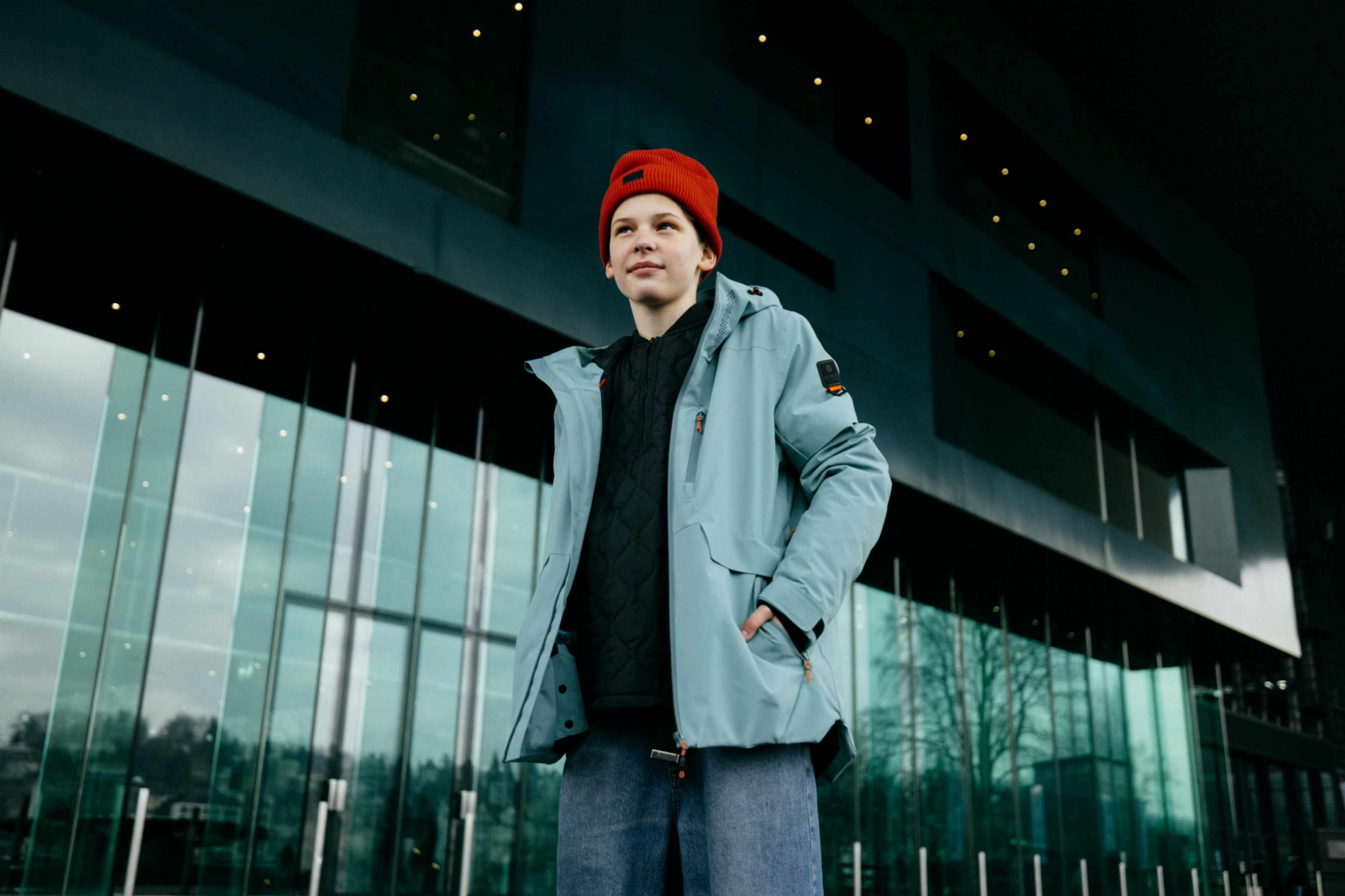 Ein Junge mit der Belowzero Savognin Jacke in der Stadt.