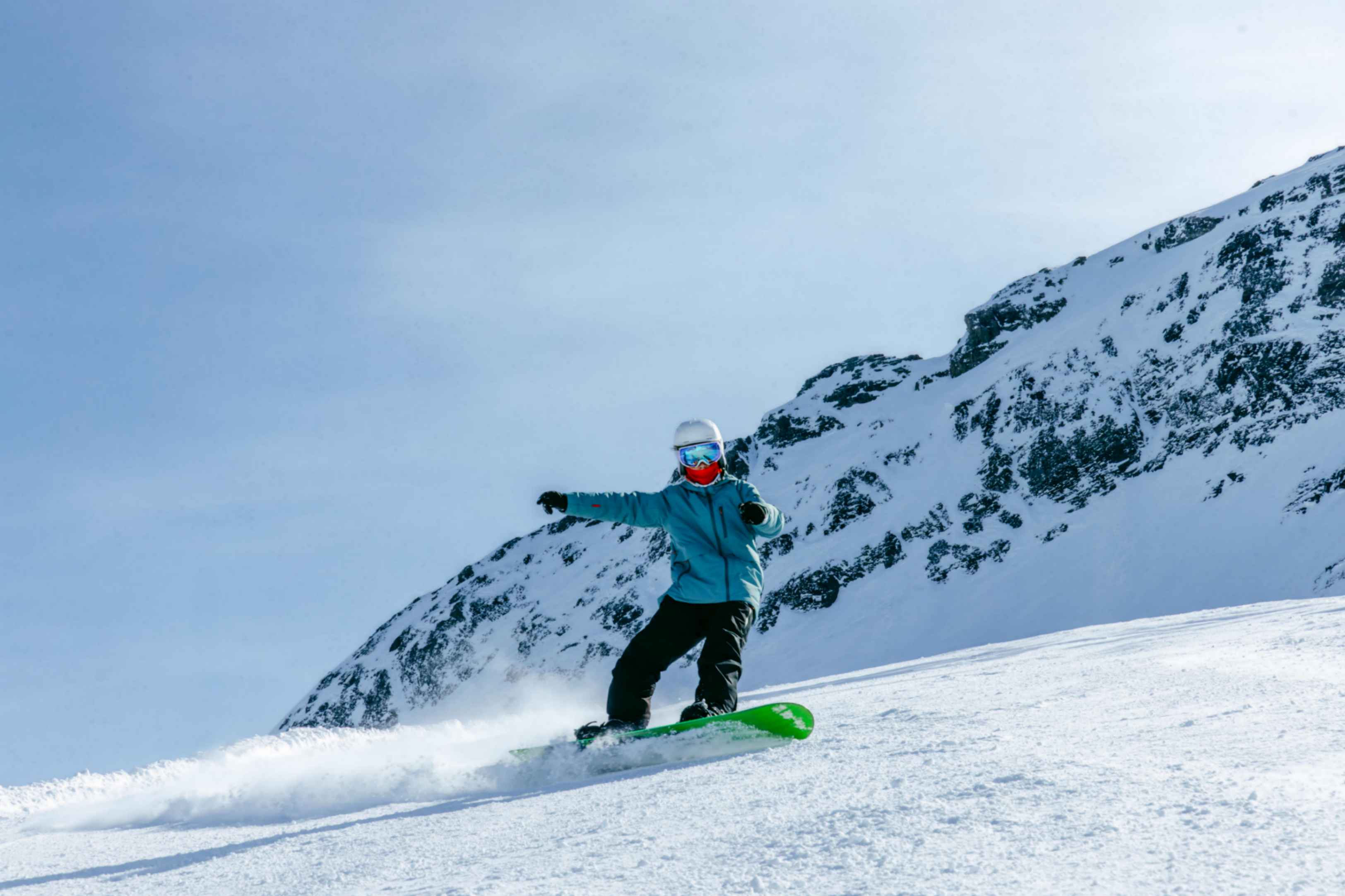 Ein Junge auf dem Snowboard mit Belowzero Bekleidung