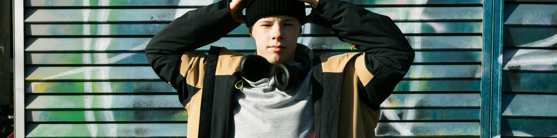 Ein Junge trägt eine New Generation Jacke von Belowzero