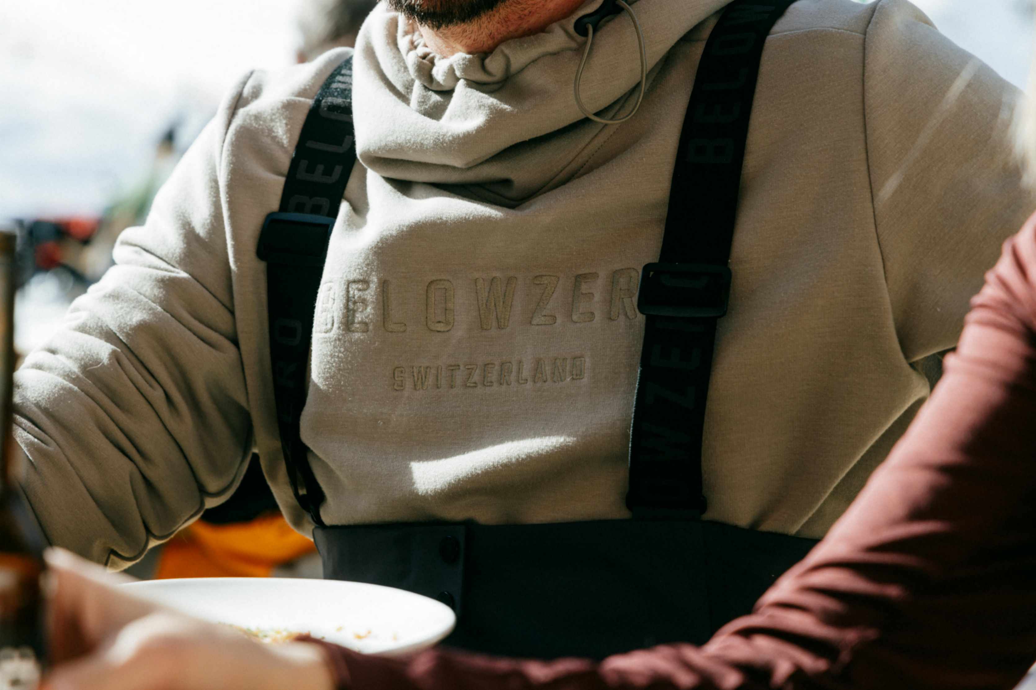 EIn Herr trägt den Brig Belowzero Pullover in den Bergen.