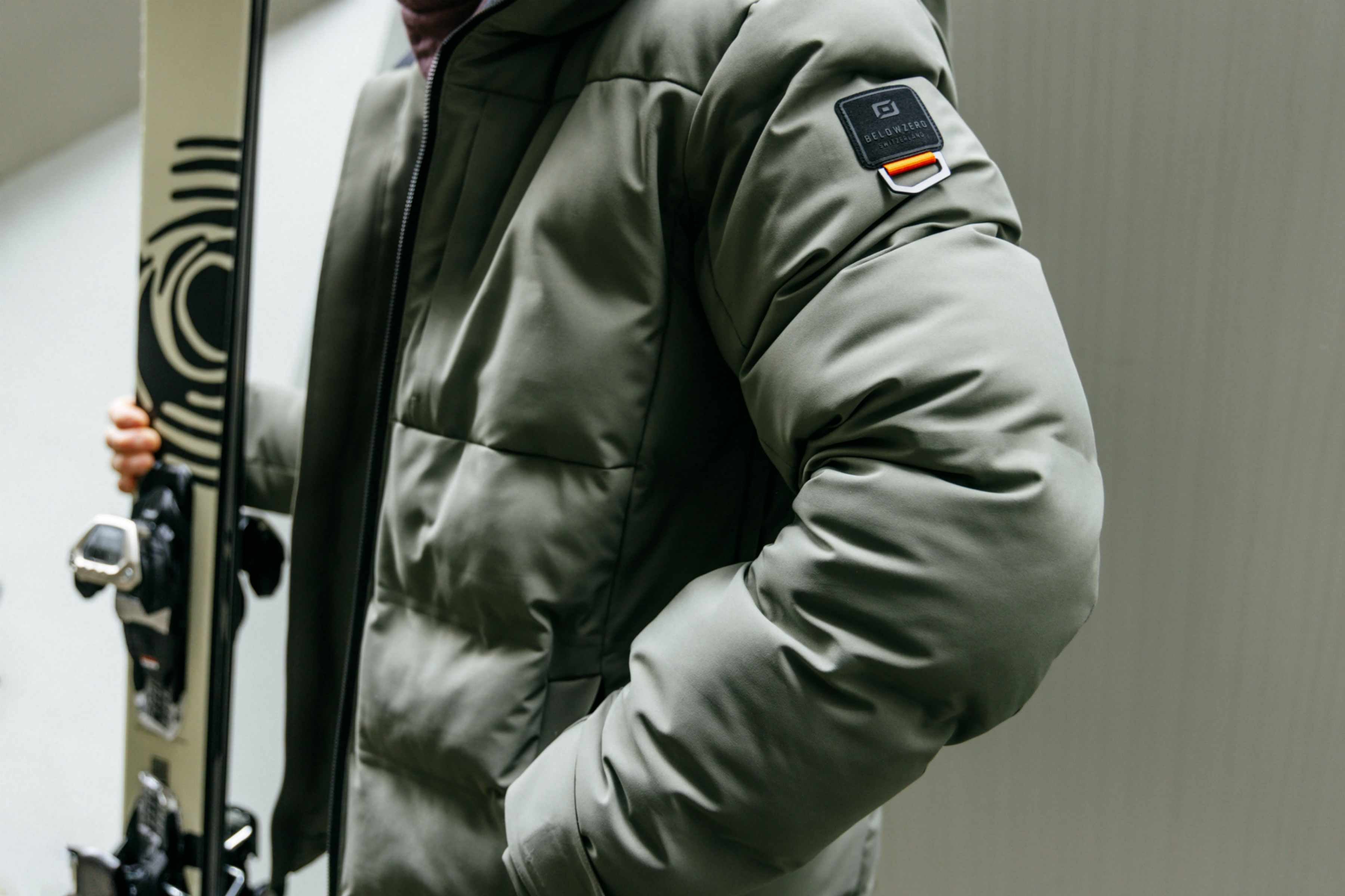 Ein Herr trägt die Davos Skijacke in der Stadt.