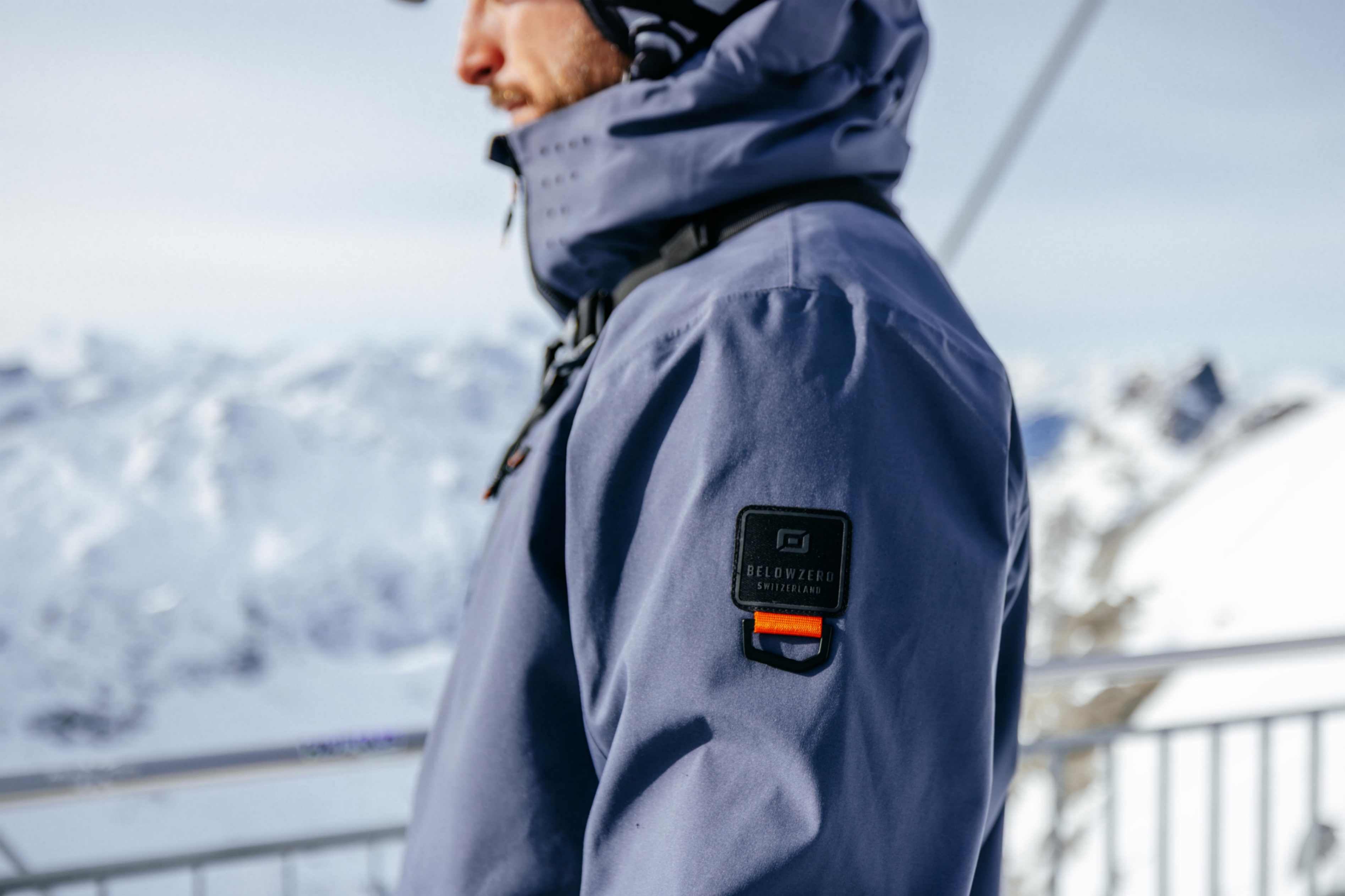 Ein Herr trägt in den Bergen Belowzero Bekleidung