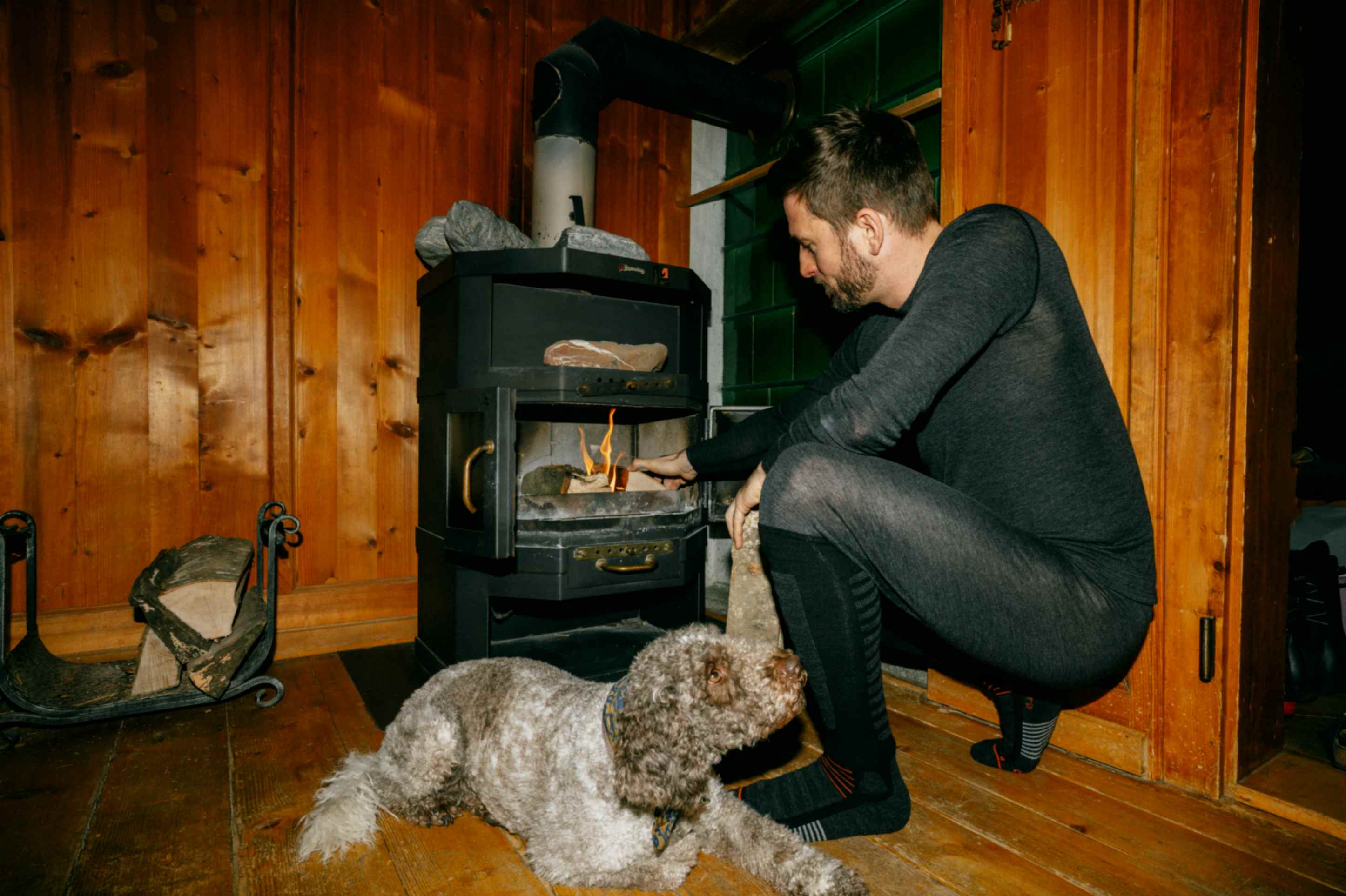 Ein Herr macht Feuer und trägt Belowzero Unterwäsche