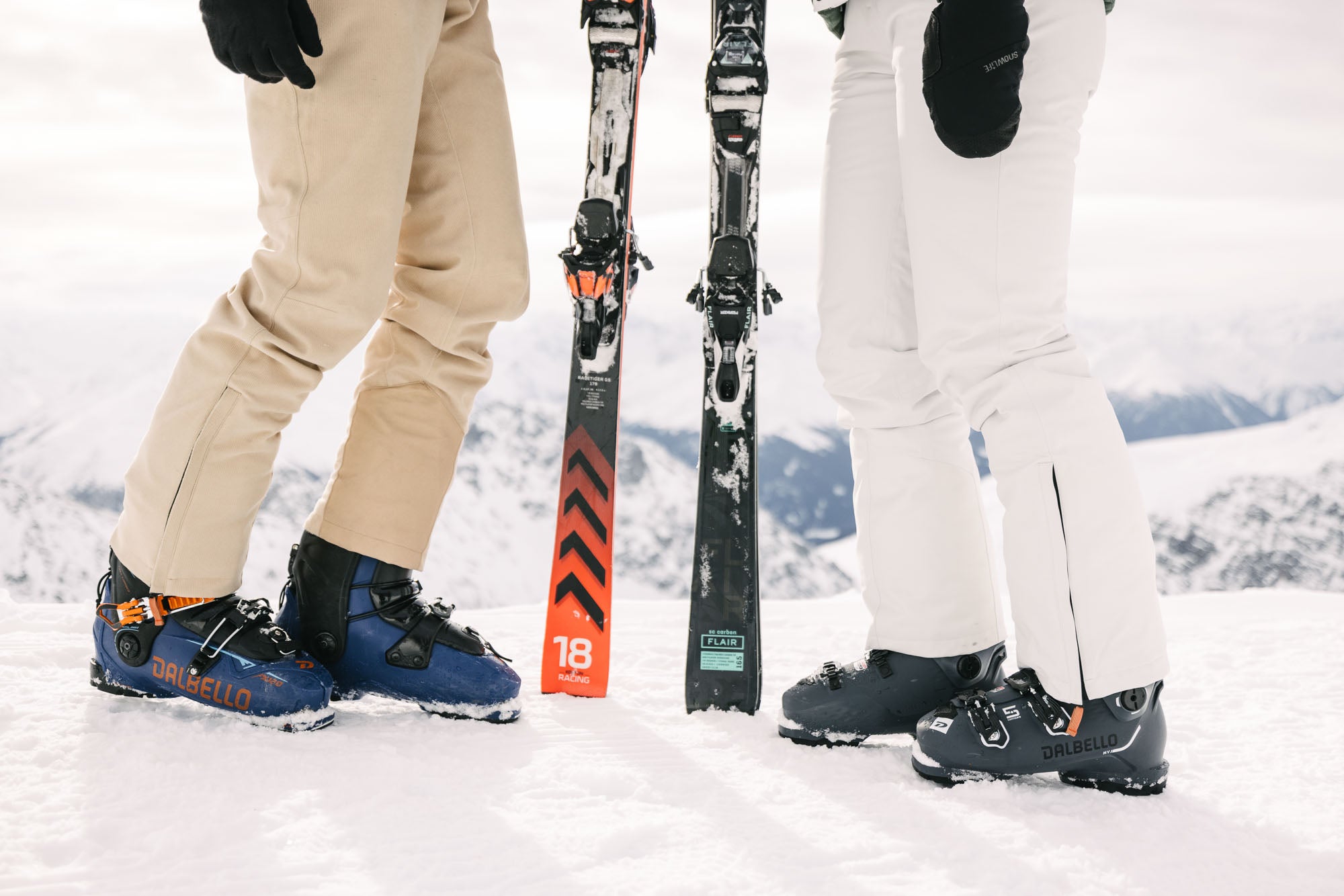 Ein Herr und eine Dame welche Skihosen von Belowzero auf der Skipiste tragen