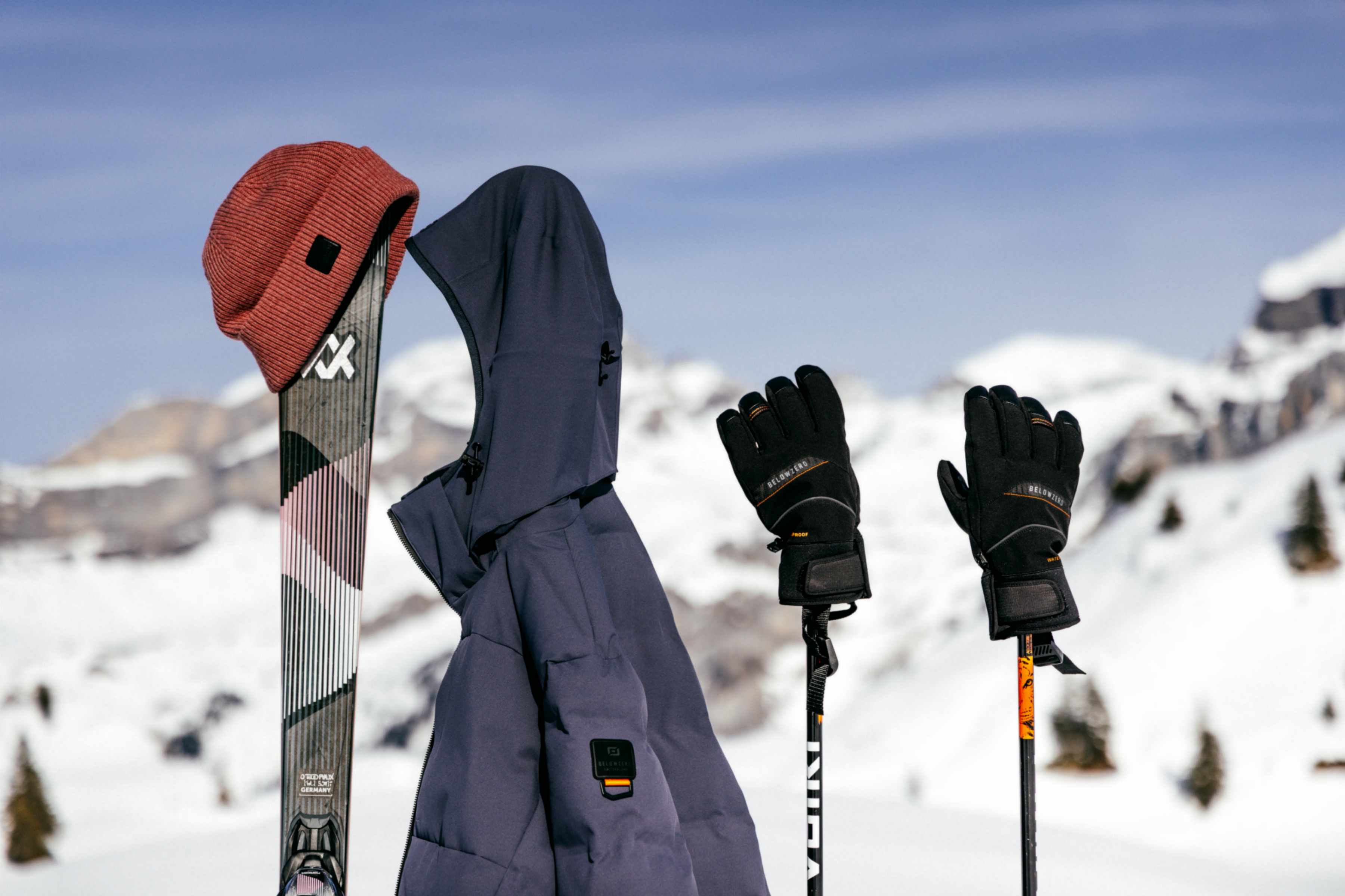 Mütze, Jacke und Handschuhe im Schnee ausgestellt.