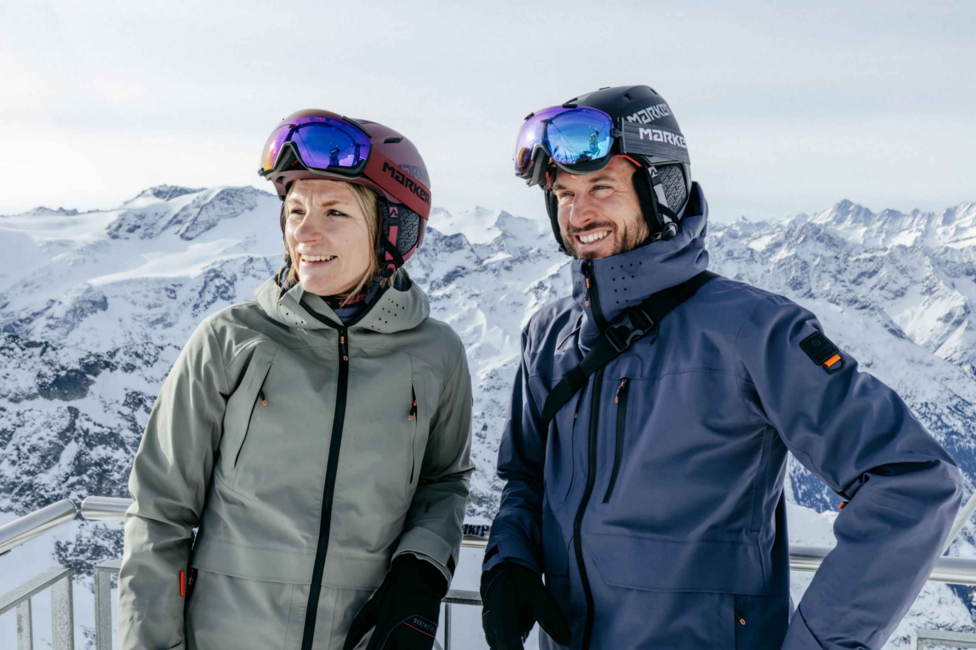Eine Dame und ein Herr in Belowzero Bekleidung strahlen in die Kamera.