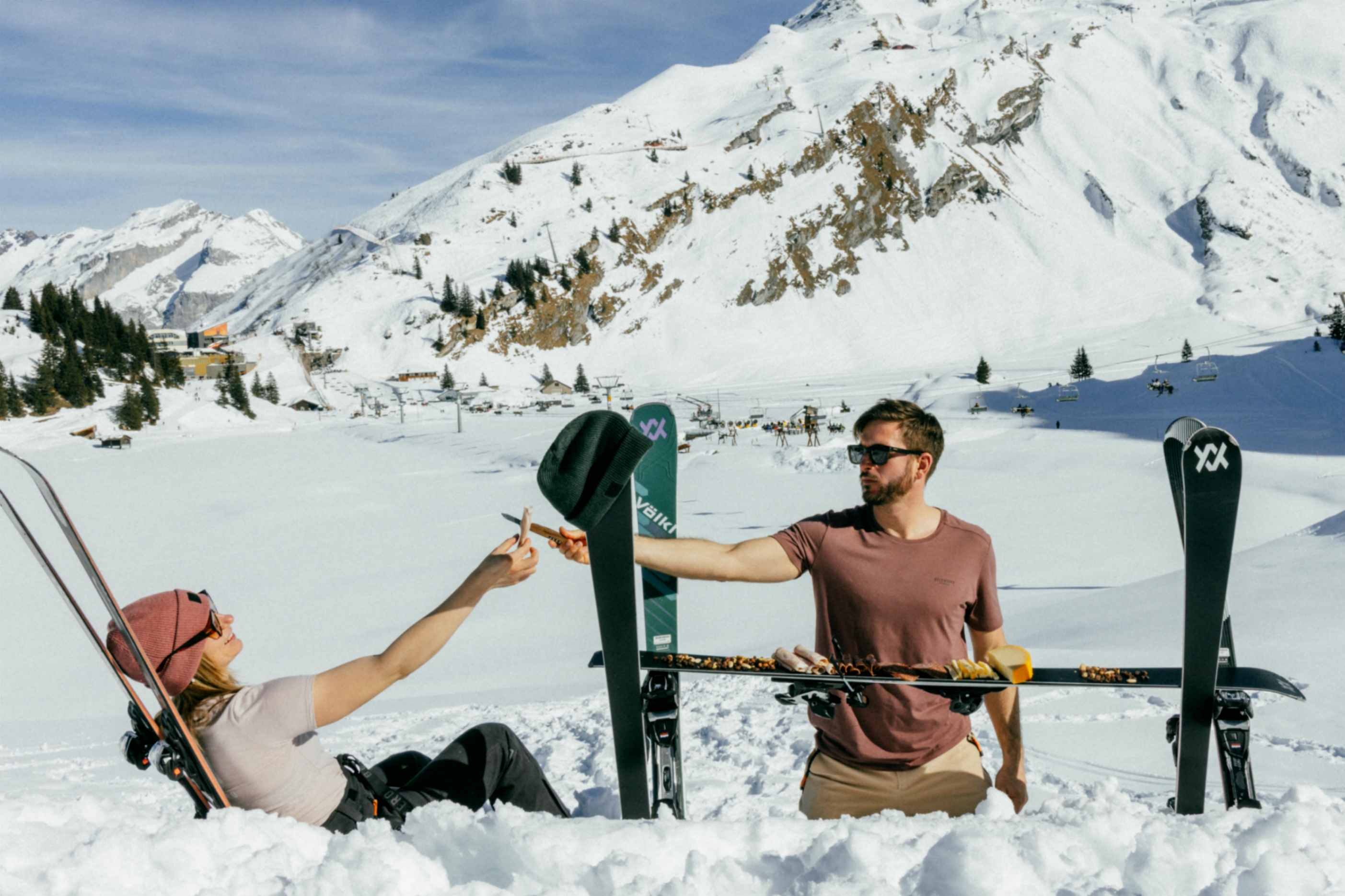 Eine Dame und ein Herr in Belowzero Bekleidung im Schnee