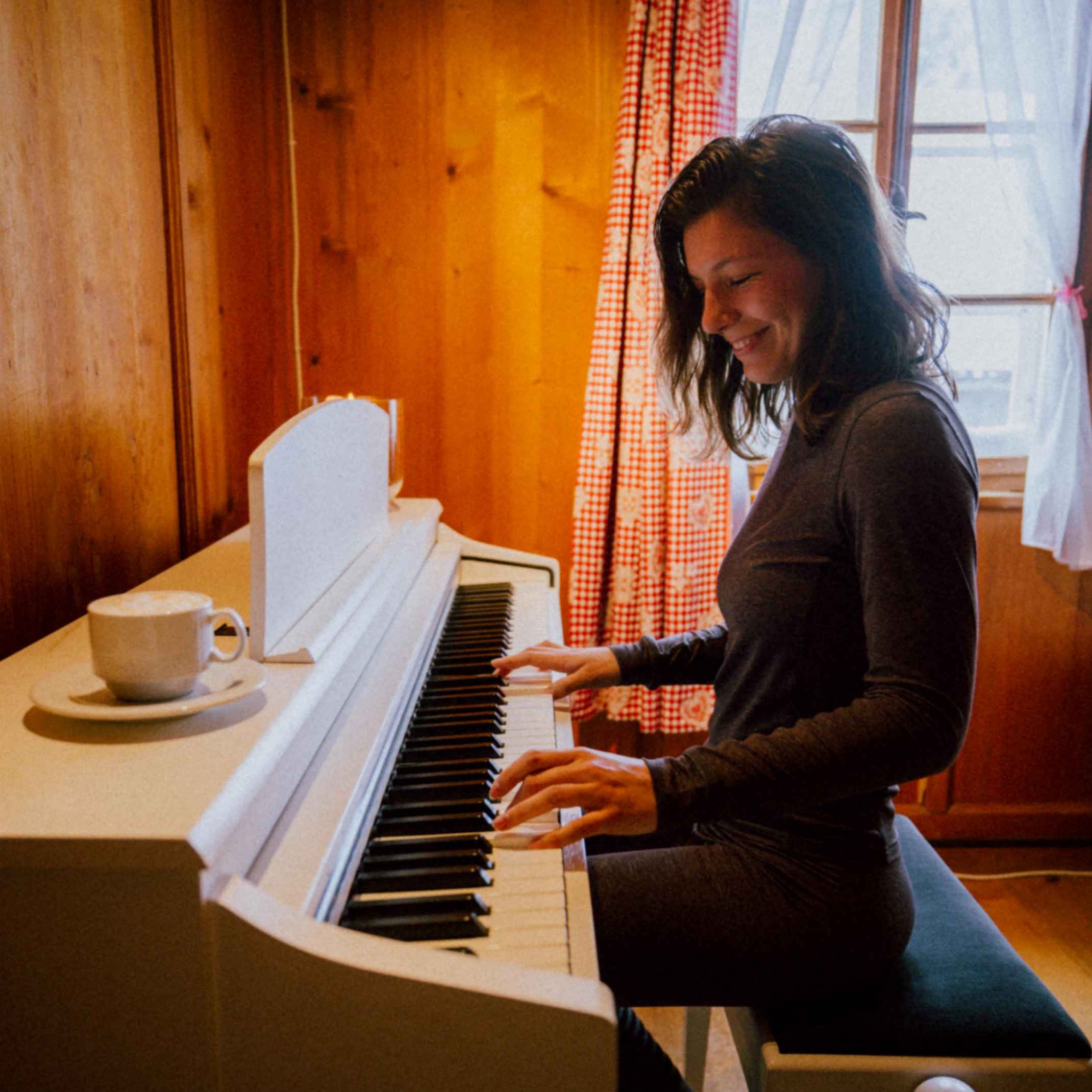 EIne Dame spielt Klavier in Belowzero Baselayer Extra Warm