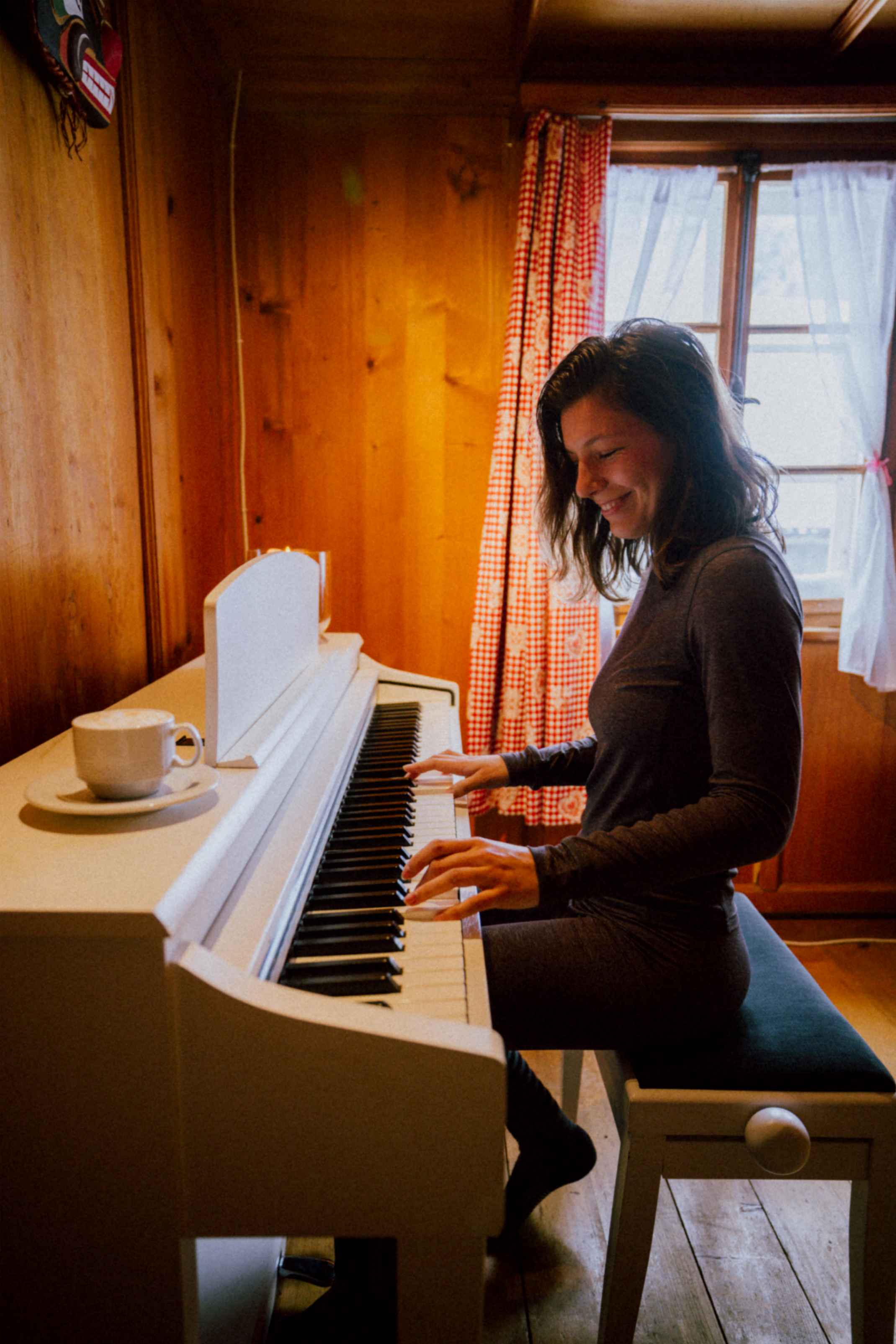 EIne Dame spielt Klavier in Belowzero Baselayer Extra Warm