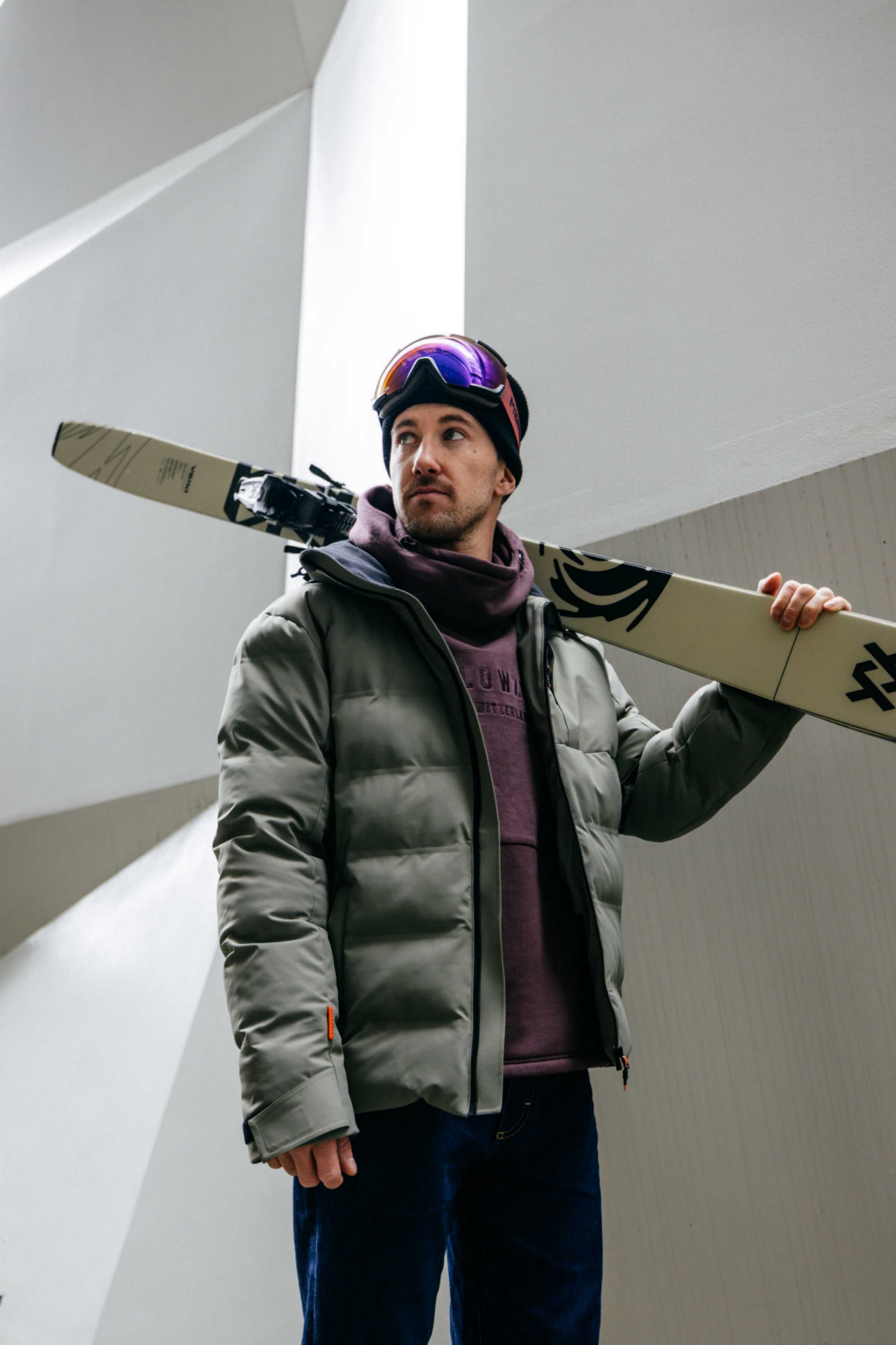 Ein Herr trägt in der Stadt Belowzero Bekleidung