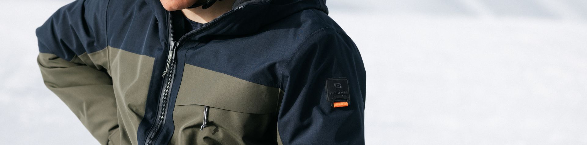 Ein Herr trägt in der Stadt Belowzero Bekleidung