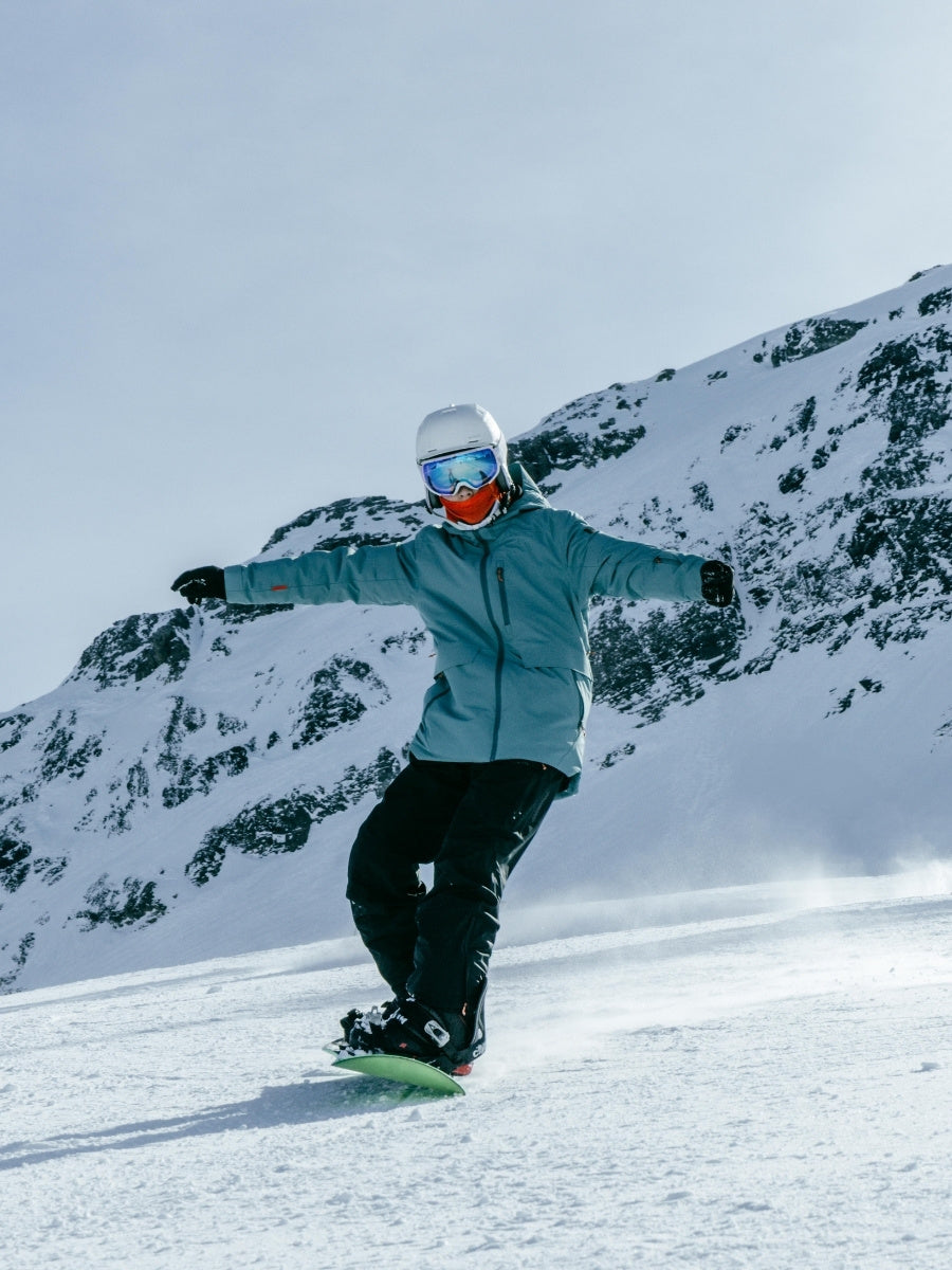 Ein Junge auf dem Snowboard und er trägt Belowzero Bekleidung