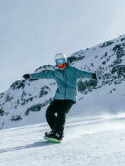 Ein Junge auf dem Snowboard und er trägt Belowzero Bekleidung