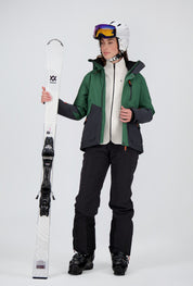 Ganzkörperansicht der sportlichen pine green/off black Damen Skijacke Zermatt von Belowzero Ganzkörper