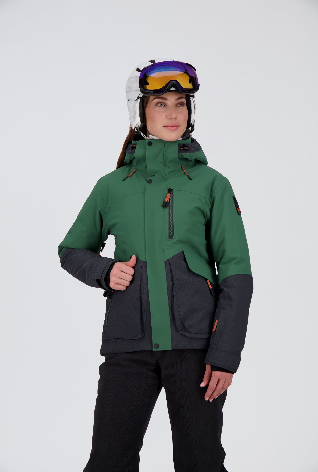 Frontansicht der sportlichen pine green/off black Damen Skijacke Zermatt von Belowzero