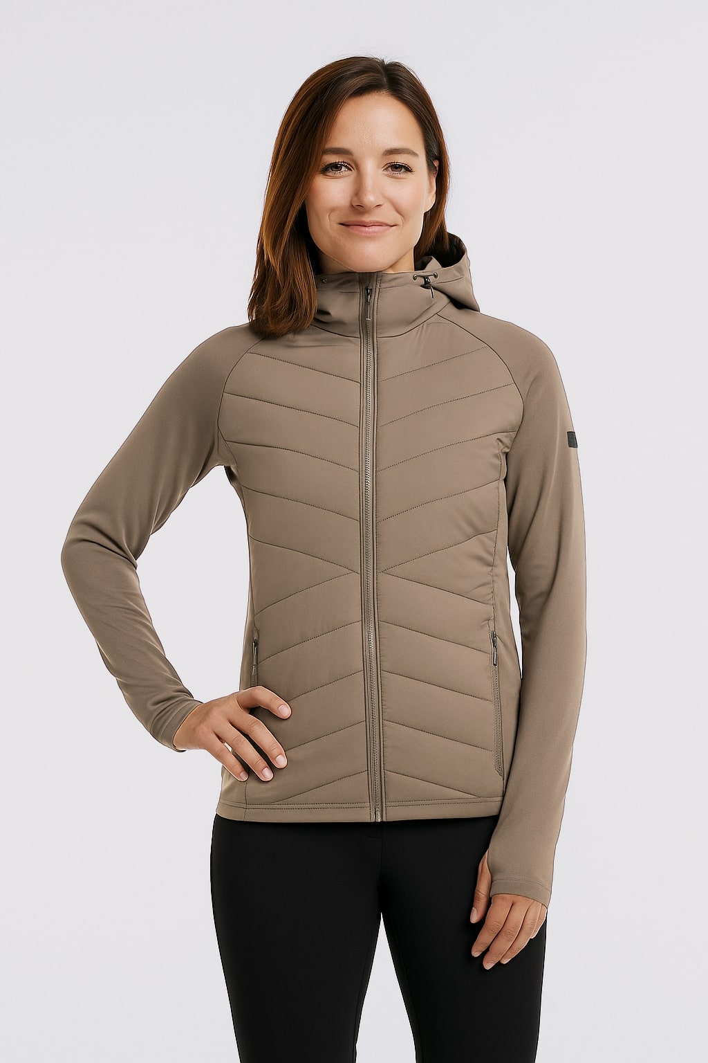 Eine Dame mit einer braunen Belowzero Hybrid Jacke