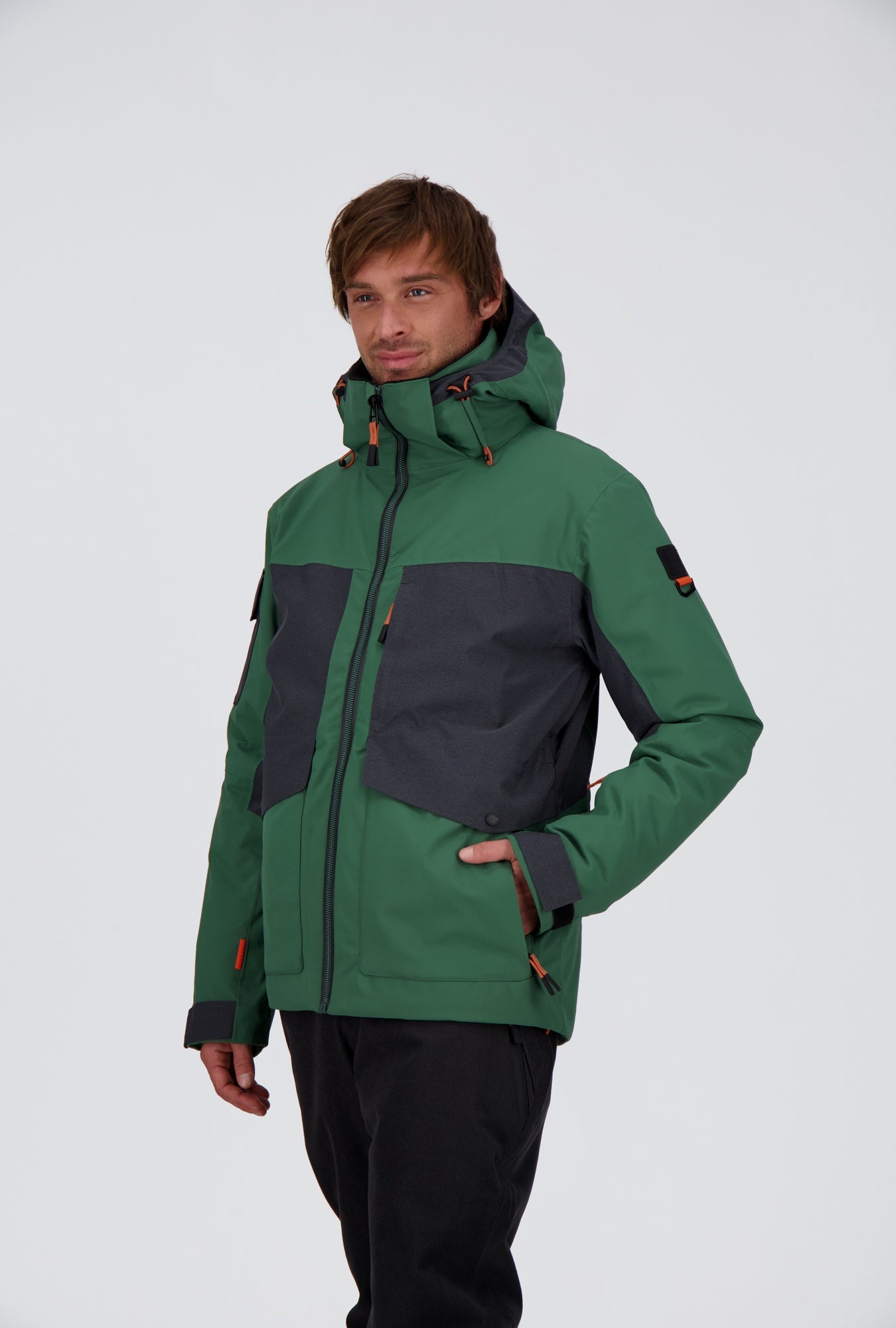 Frontansicht der sportlichen pine green/off black Herren Skijacke Saas Fee von Belowzero