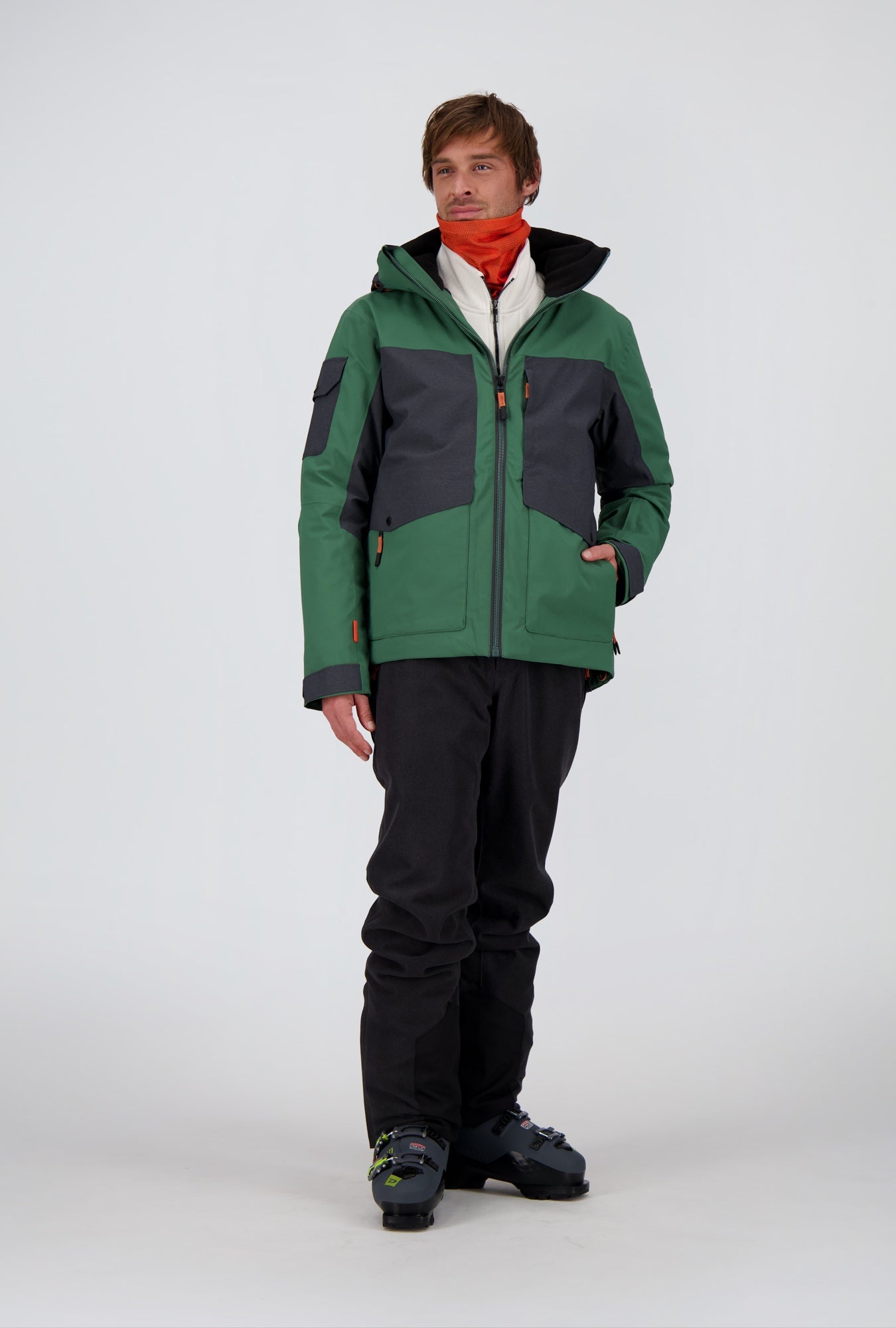 Ganzkörper Ansicht der sportlichen pine green/off black Herren Skijacke Saas Fee von Belowzero