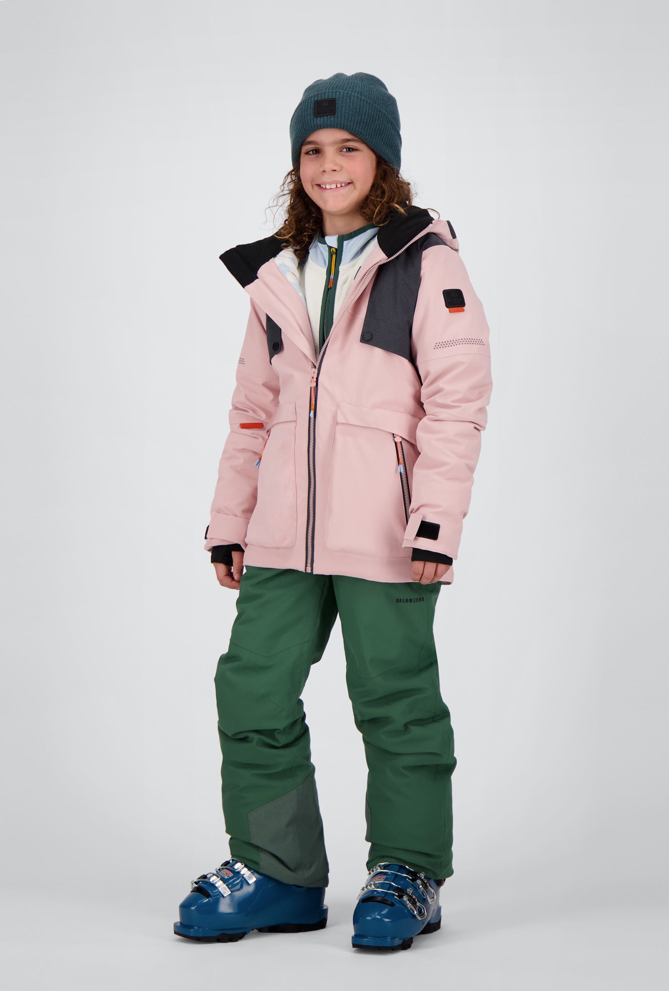 Ganzkörperansicht der powder rose off black New Generation Skijacke Arosa von Belowzero