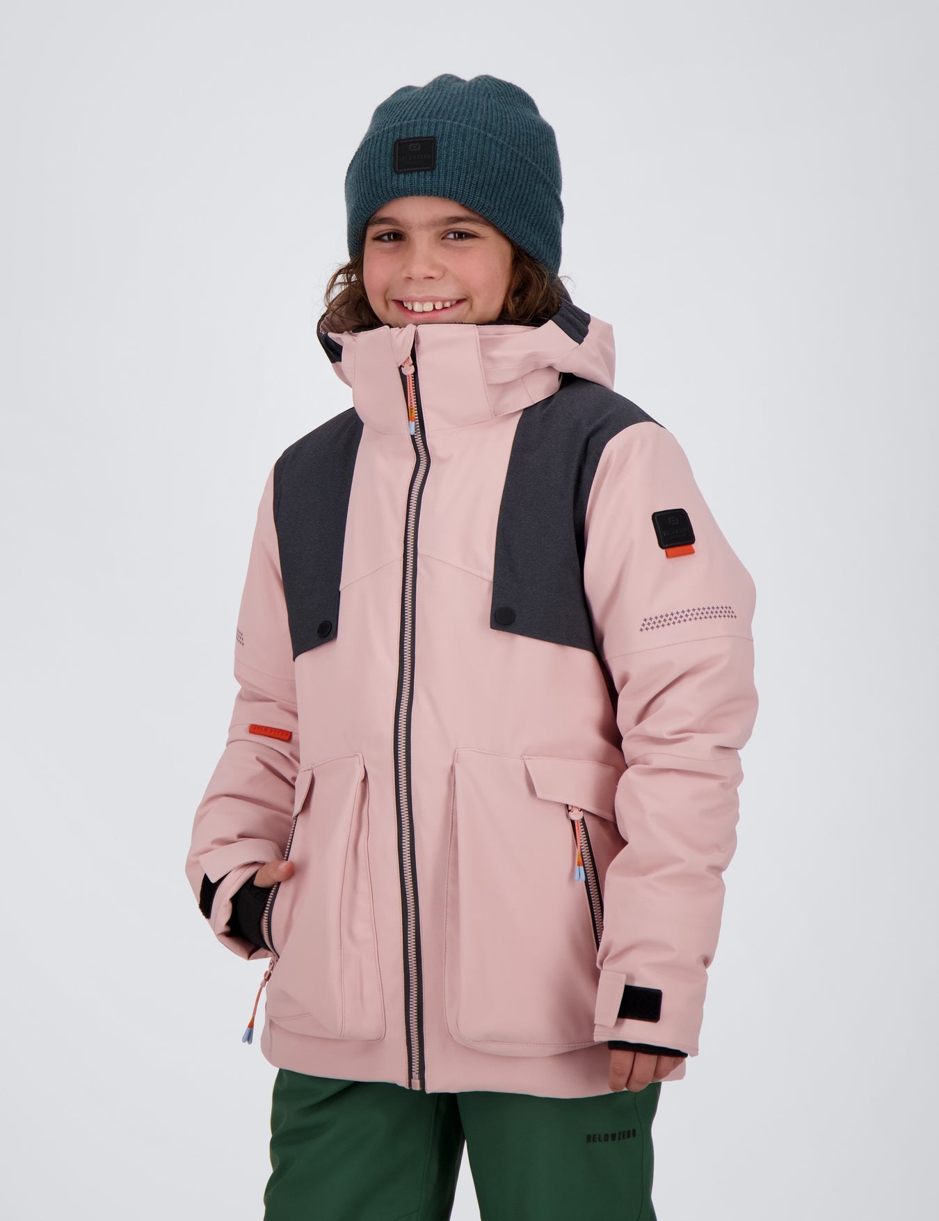 Frontansicht der powder rose off black New Generation Skijacke Arosa von Belowzero