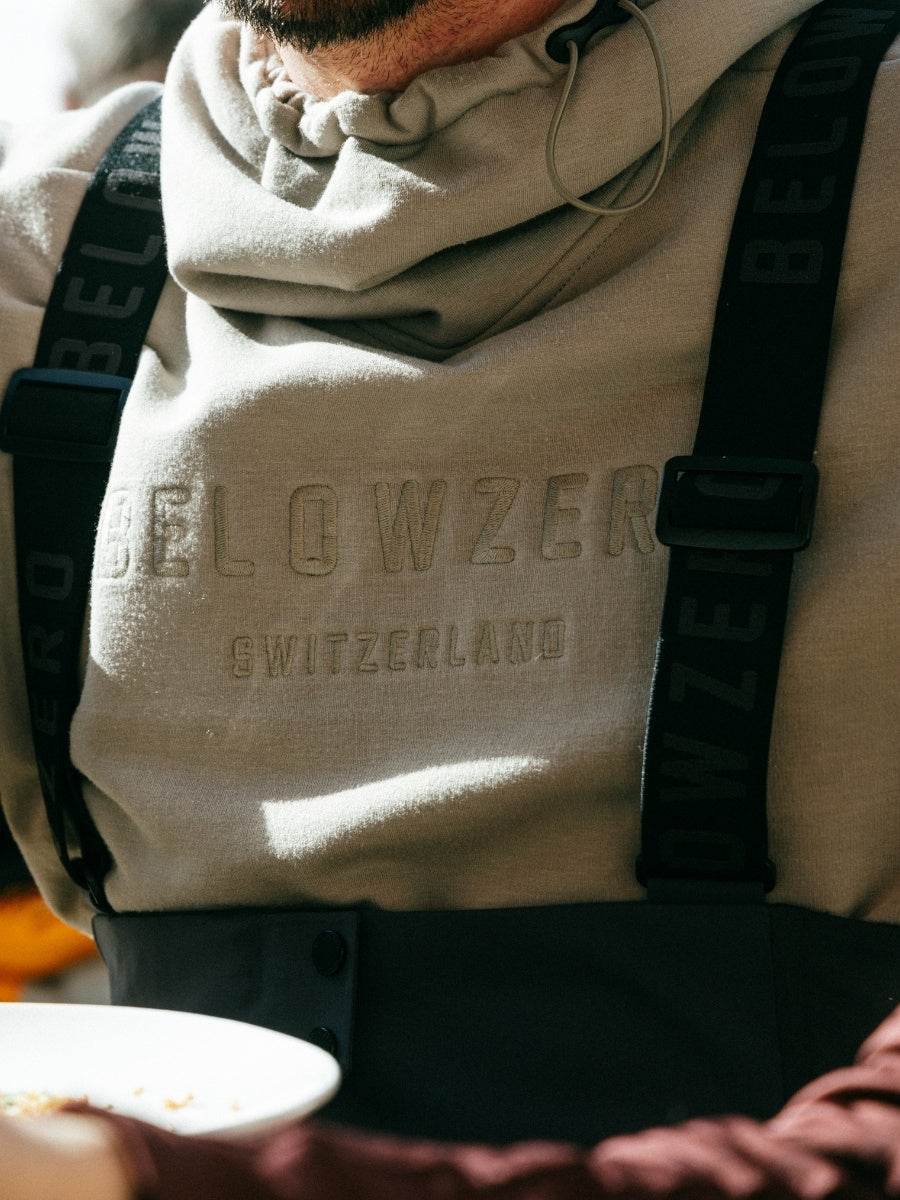 Ein Herr trägt einen Belowzero Pullover.