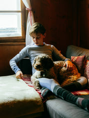 EIn Junge trägt die Warm Belowzero Baselayer Unterwäsche der Kinder