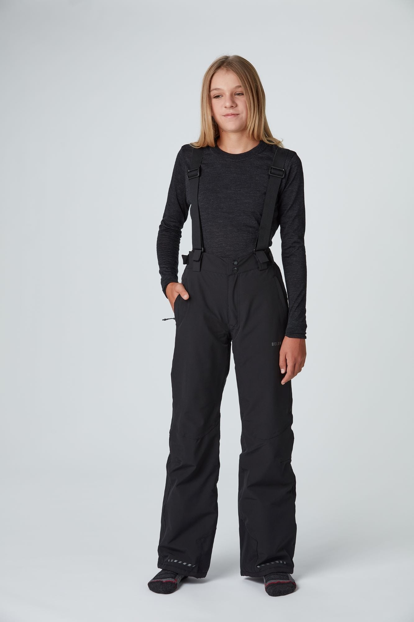 Front Ansicht einer black / schwarzen funktionellen Kinder Skihose von Belowzero