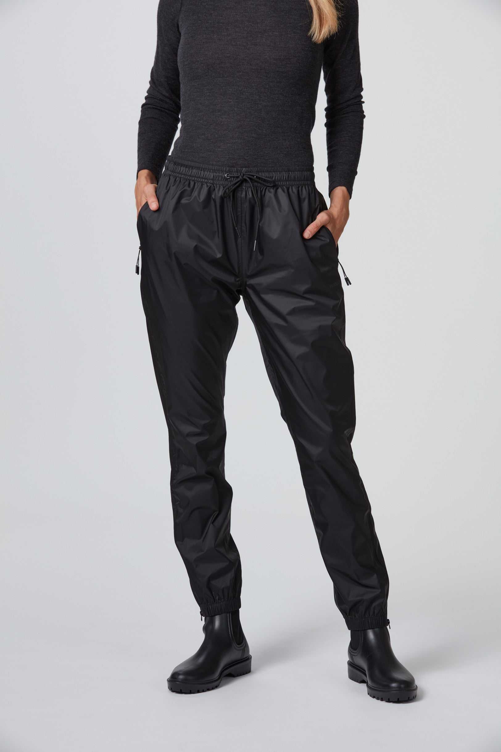 Front Ansicht einer black / schwarzen funktionellen Damen  Regenhose von Belowzero