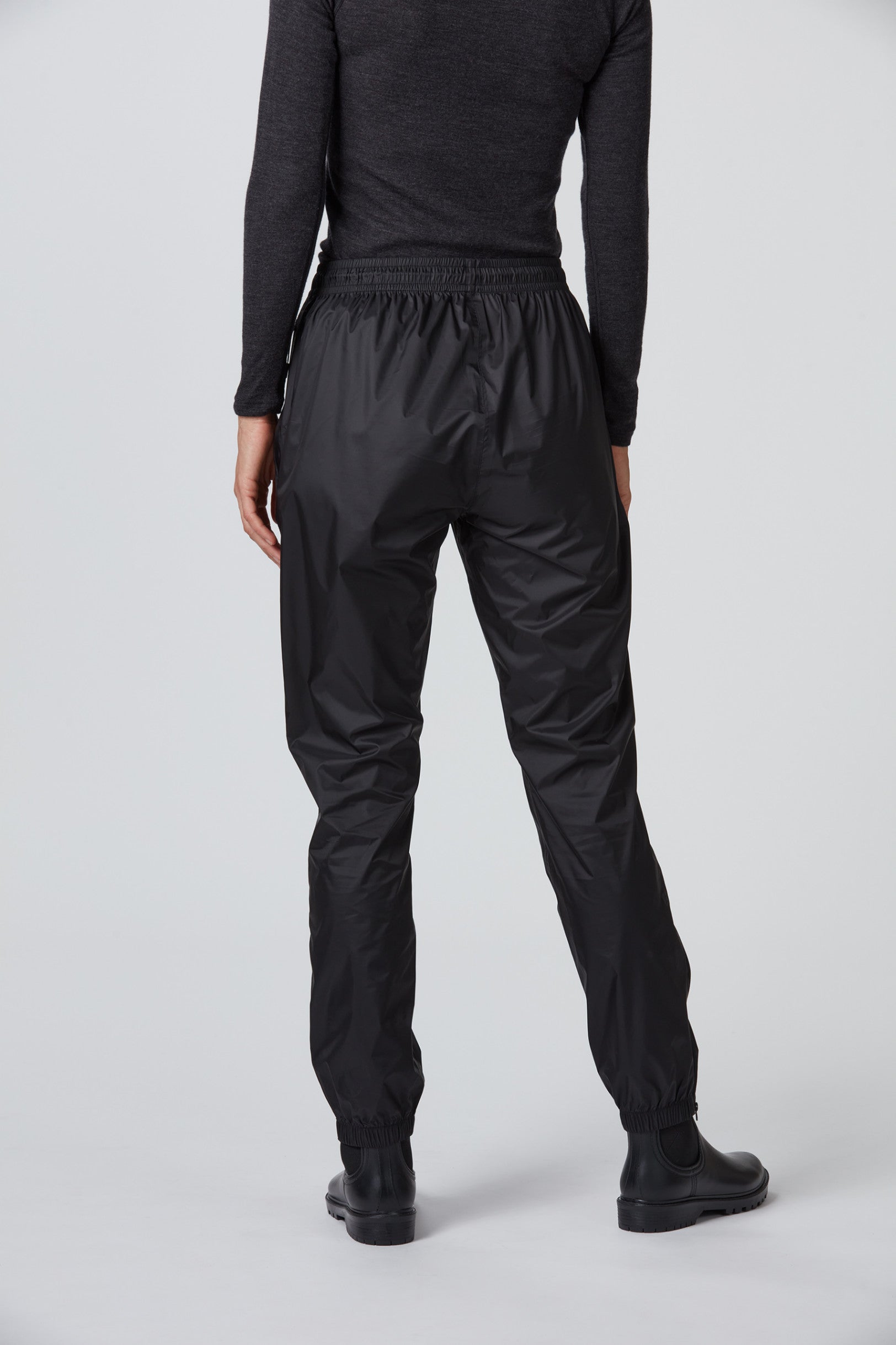 Back Ansicht einer black / schwarzen funktionellen Damen  Regenhose von Belowzero