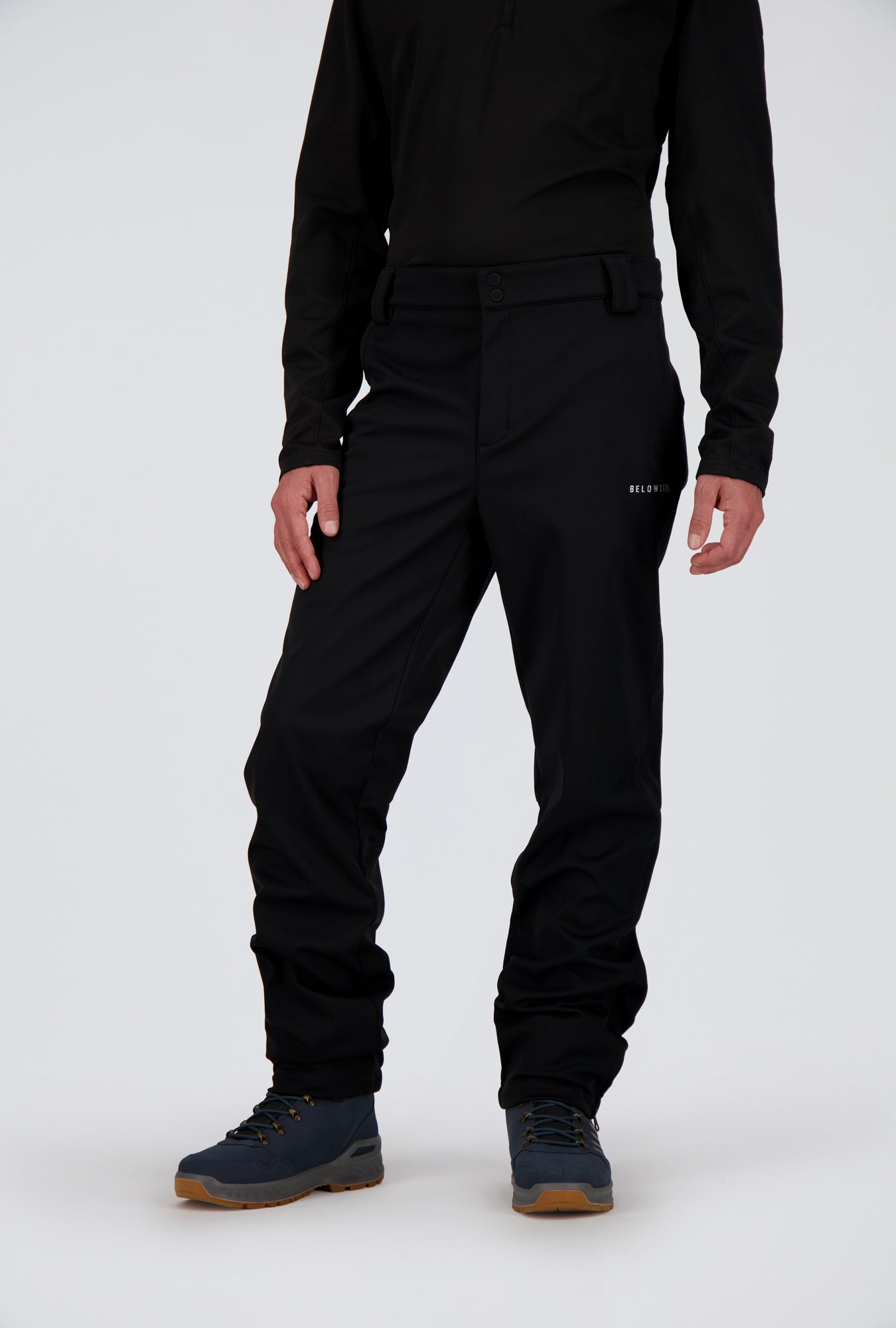 Frontansicht eines Herren welcher eine schwarze Softshellhose von Belowzero trägt.