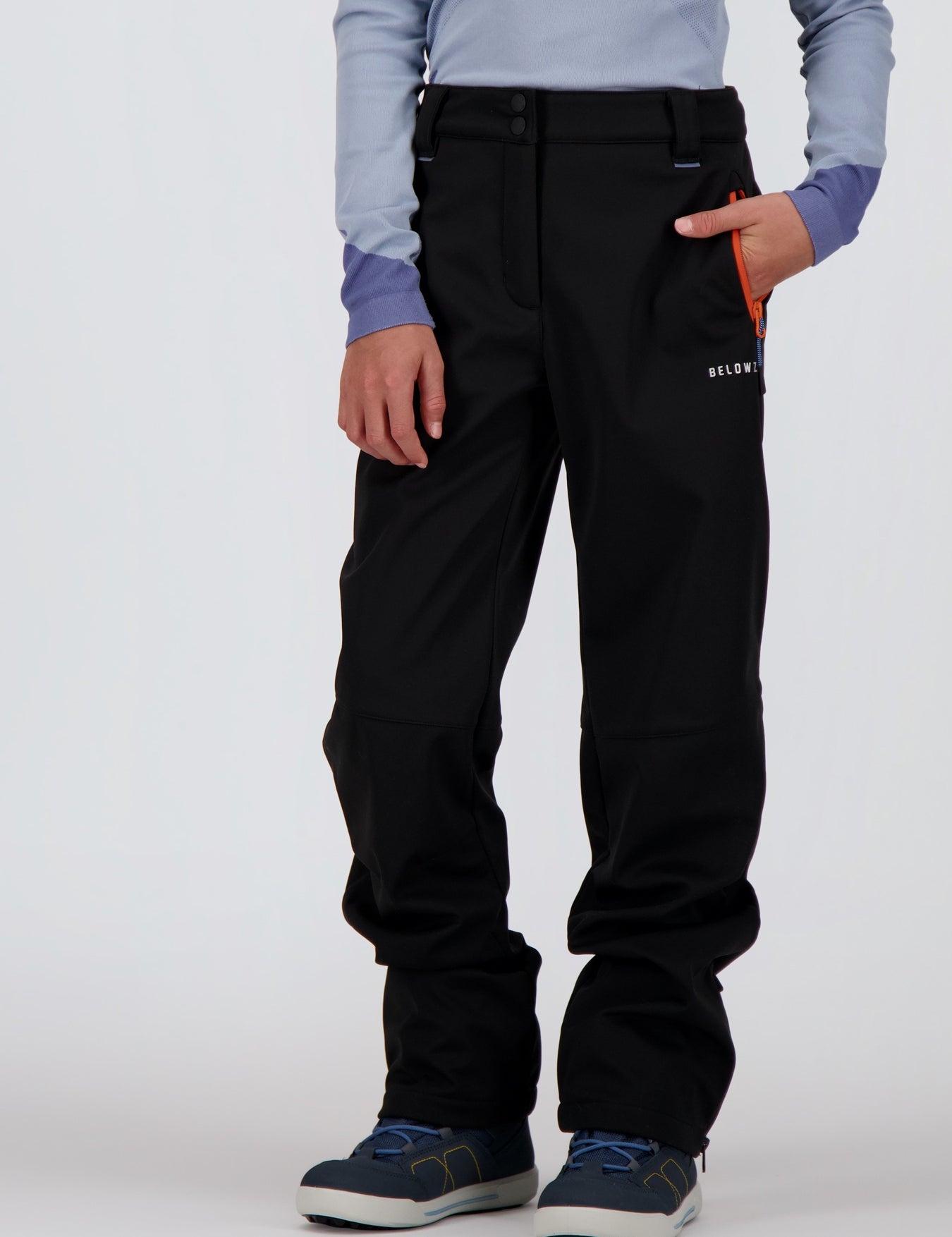 Frontansicht eines Jungen welcher eine schwarze Softshellhose von Belowzero trägt.