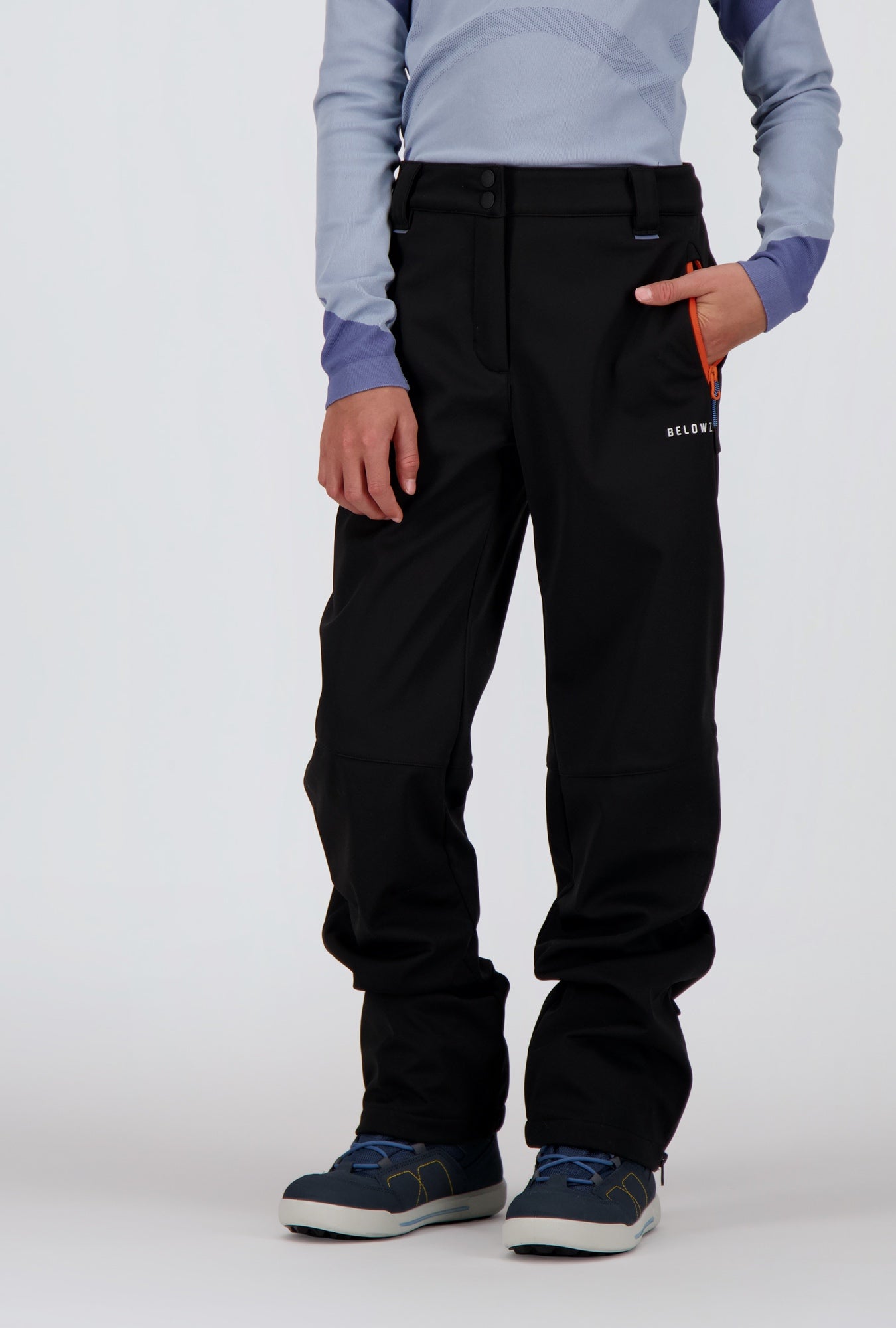 Frontansicht eines Jungen welcher eine schwarze Softshellhose von Belowzero trägt.