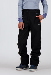Frontansicht eines Jungen welcher eine schwarze Softshellhose von Belowzero trägt.