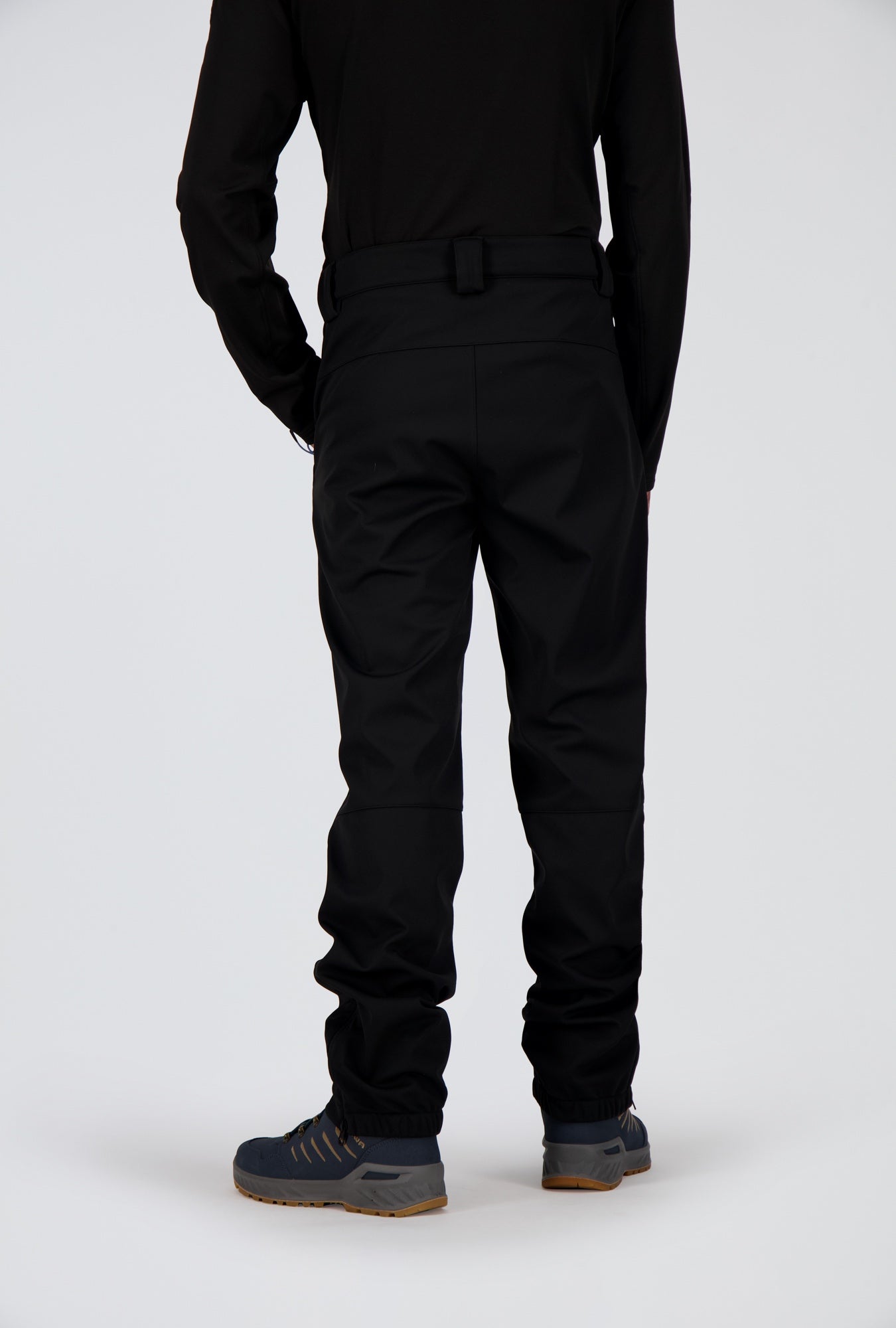 Rückseite eines Herren welcher eine schwarze Softshellhose von Belowzero trägt.