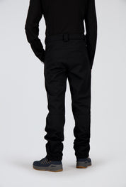 Rückseite eines Herren welcher eine schwarze Softshellhose von Belowzero trägt.