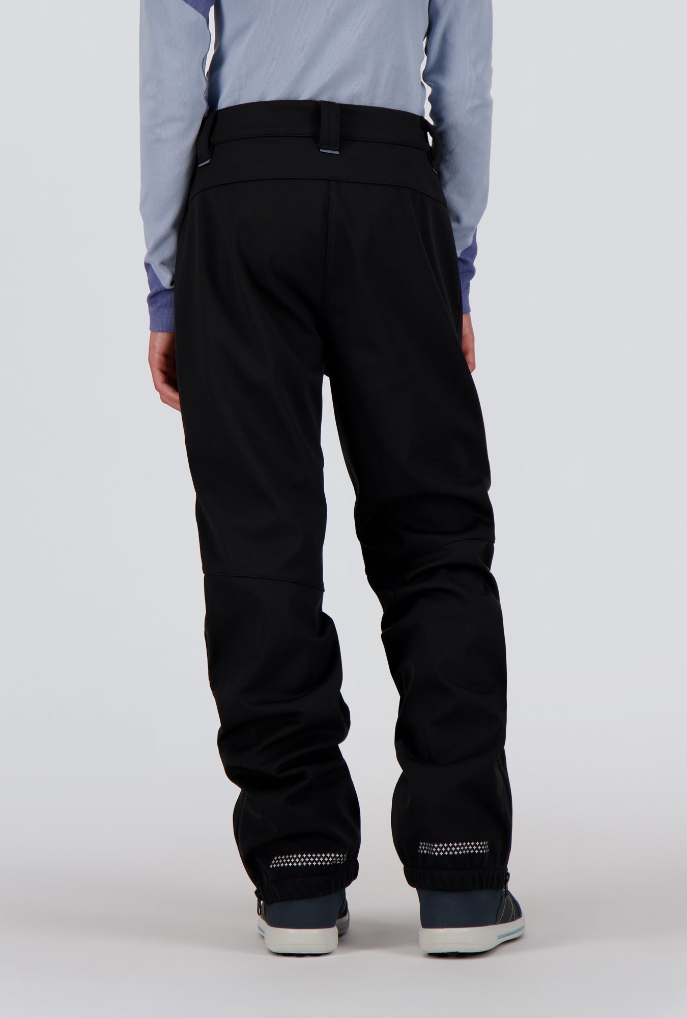 Rückseite eines Jungen welcher eine schwarze Softshellhose von Belowzero trägt.