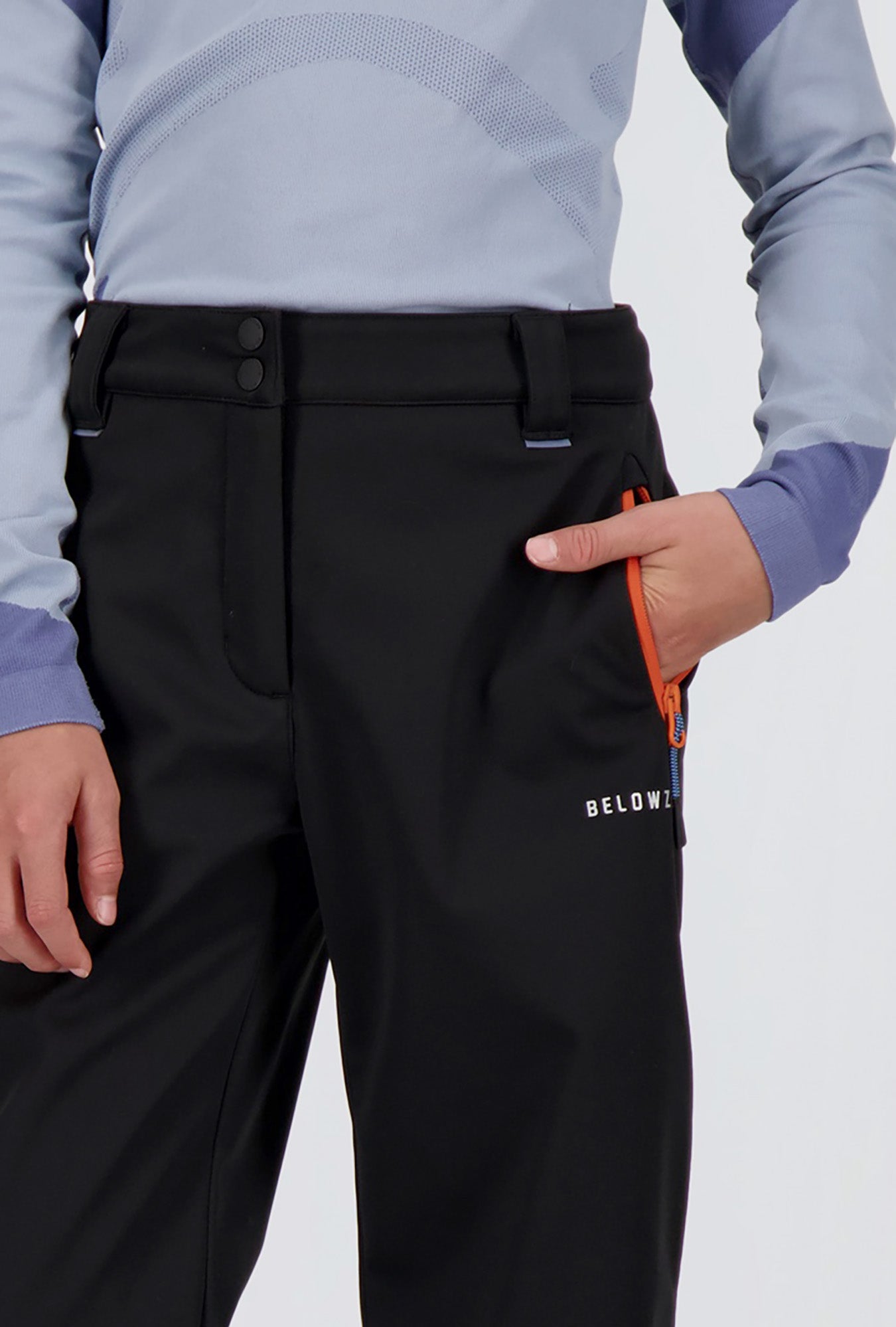 Detailansicht von vorne eines Jungen welcher eine schwarze Softshellhose von Belowzero trägt.