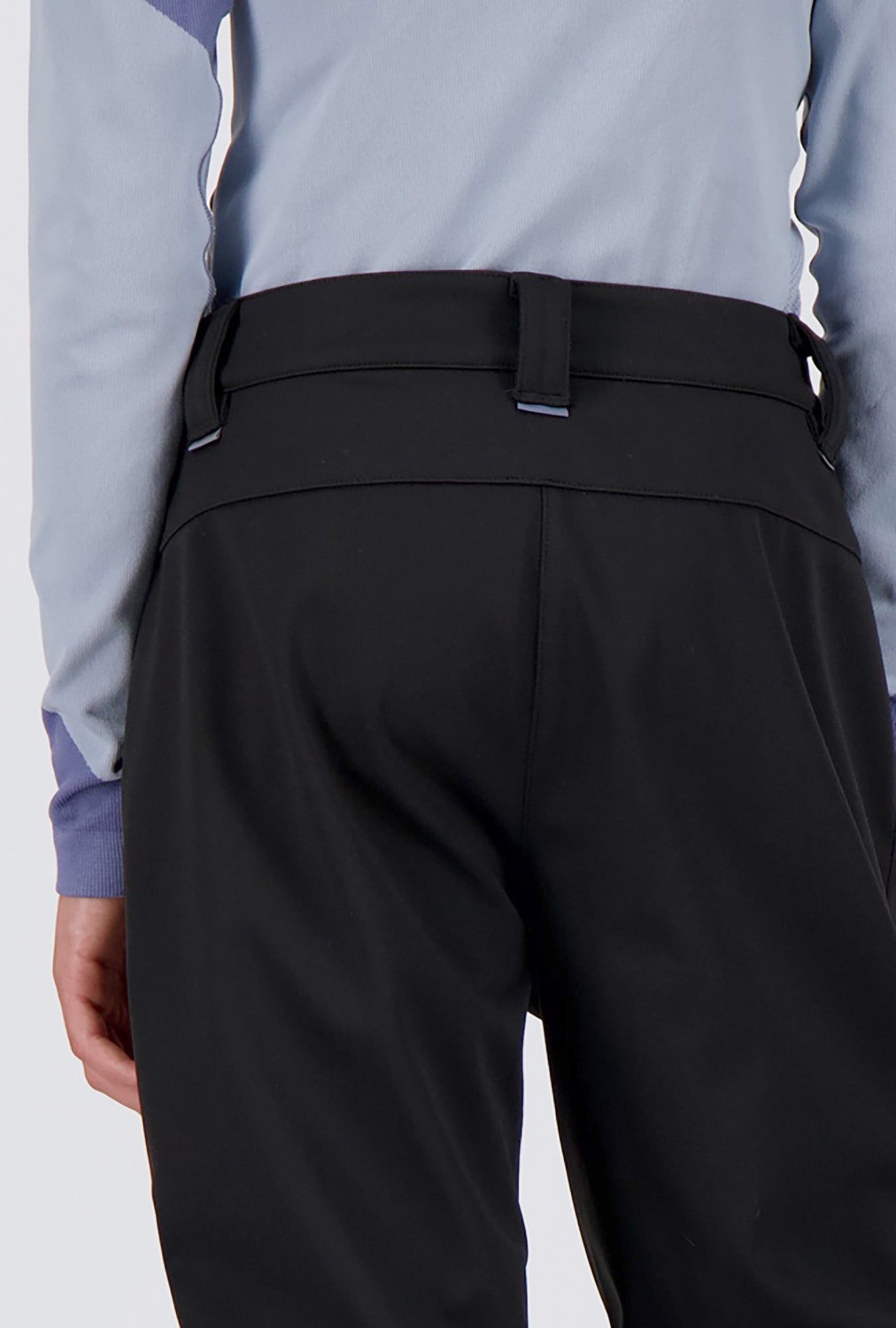 Detailansicht von hinten eines Jungen welcher eine schwarze Softshellhose von Belowzero trägt.