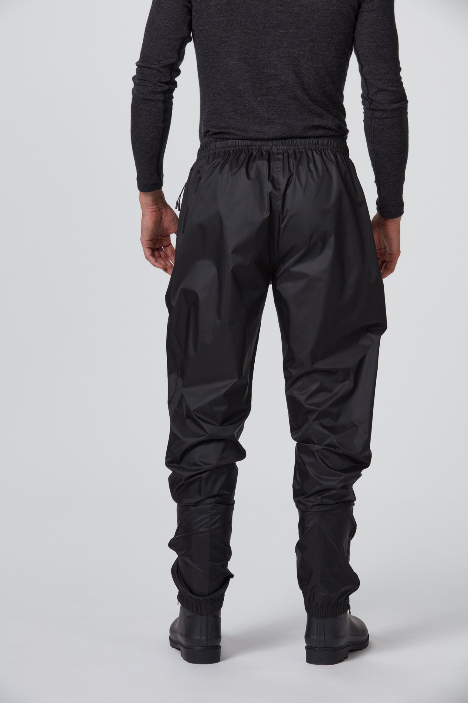 Back Ansicht einer black / schwarzen funktionellen Herren  Regenhose von Belowzero