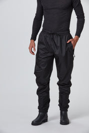 Front Ansicht einer black / schwarzen funktionellen Herren  Regenhose von Belowzero