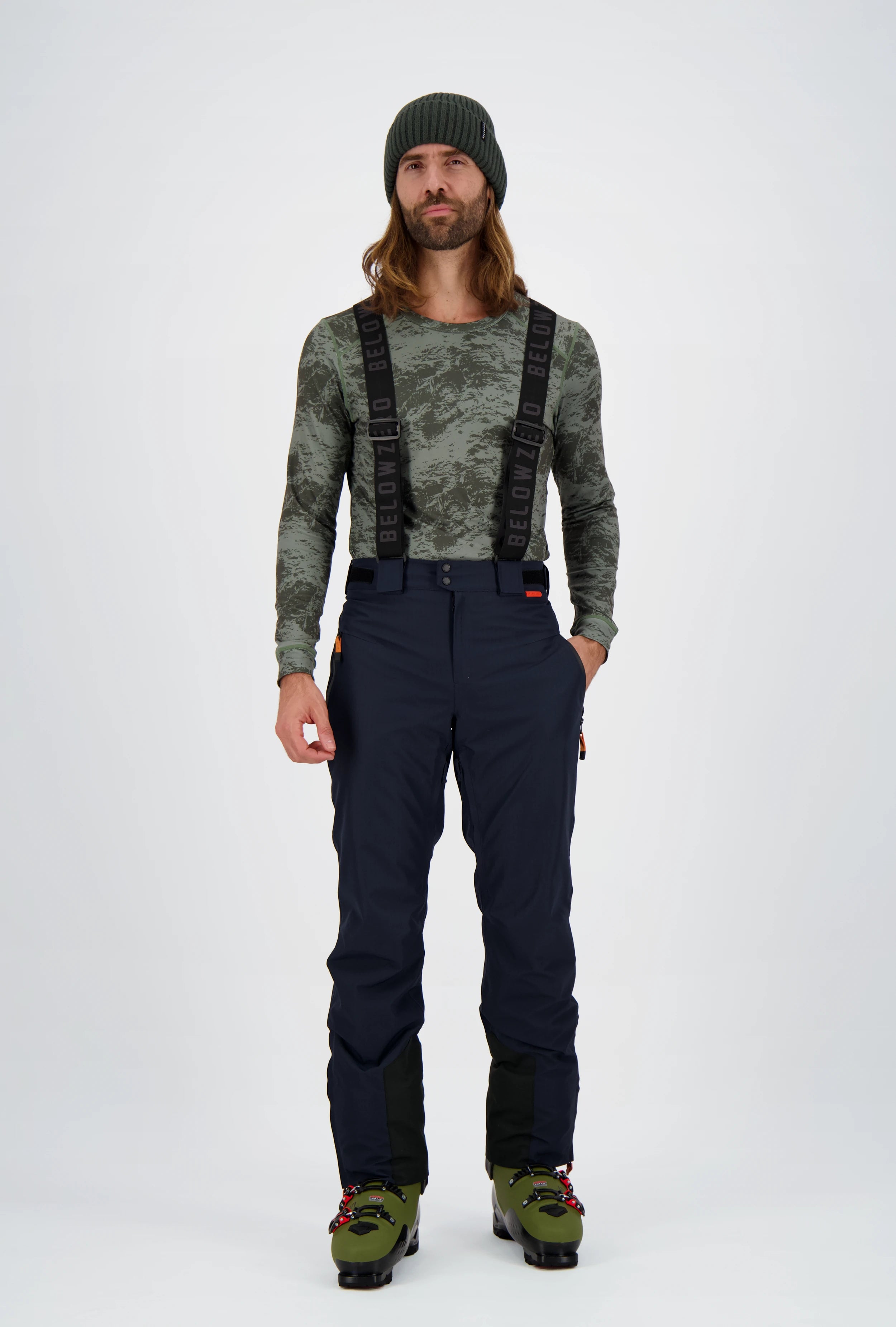 Funktionale Belowzero Herren-Skihose in Dunkelblau mit gebrandeten Hosenträgern, Kantenschutz und Reissverschlusstaschen in Frontansicht.