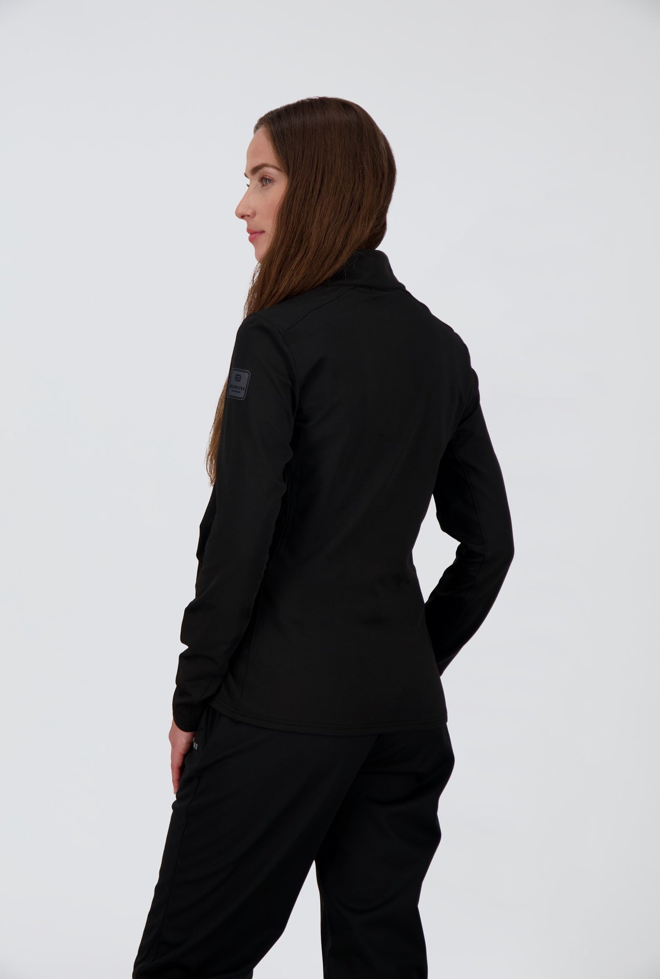 Rückenansicht des schwarzen sportlichen Damen Halfzip Shirts Pizol von Belowzero